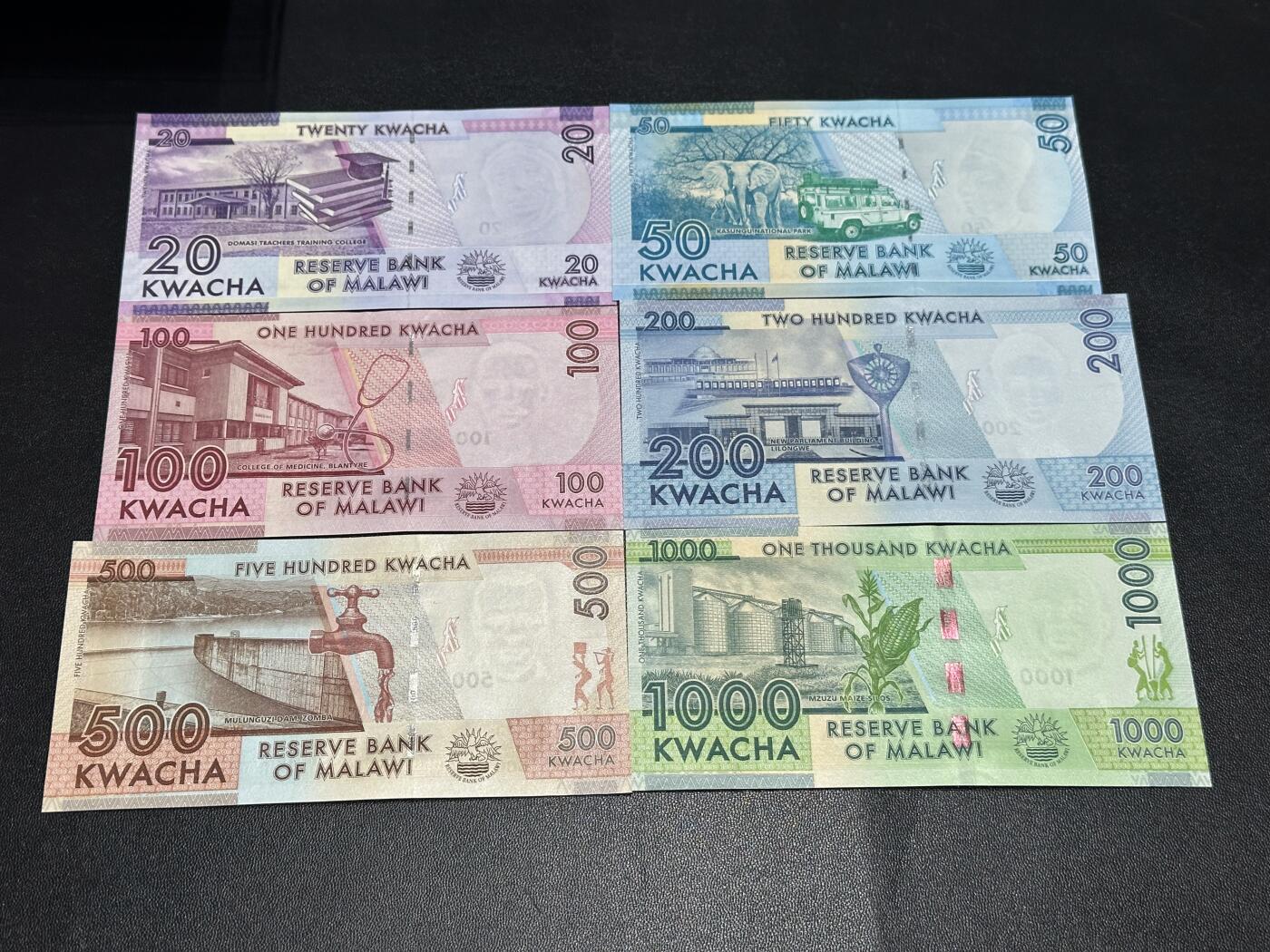 《外钞收藏家》第六百零九期（农历年前收官场、本期年后快递恢复正常再发货）（本平台长期征集拍品、欢迎藏友们联系合作） 马拉维2012年初版20-1000克瓦查（多张AA字冠，尾二同。都是69）		UNC