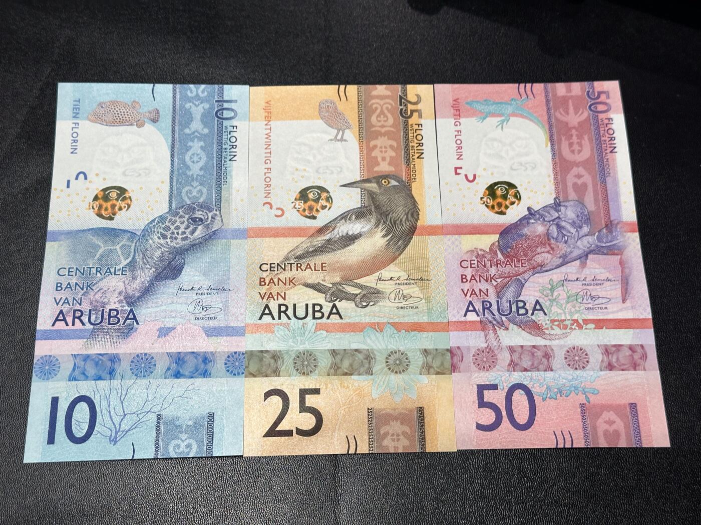 《外钞收藏家》第六百零九期（农历年前收官场、本期年后快递恢复正常再发货）（本平台长期征集拍品、欢迎藏友们联系合作） 阿鲁巴10、25、50福林 3张一起 全新UNC 全部是A冠 2张无47