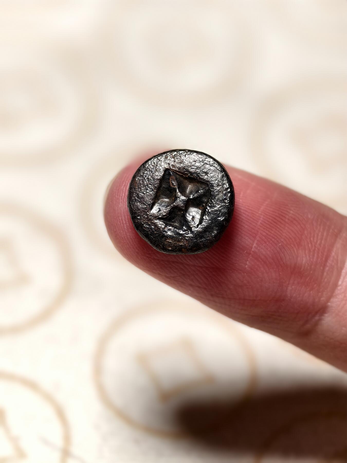 抚柳草堂-第十二期章牌钱币  奖章勋章限时免佣 满百包邮 放漏专场 三佛齐王国末期至满者伯夷王国早期打制小银币 1.3g重 正面有檀香花徽记，背面爪哇岛文，面值1 Unit或称Masa