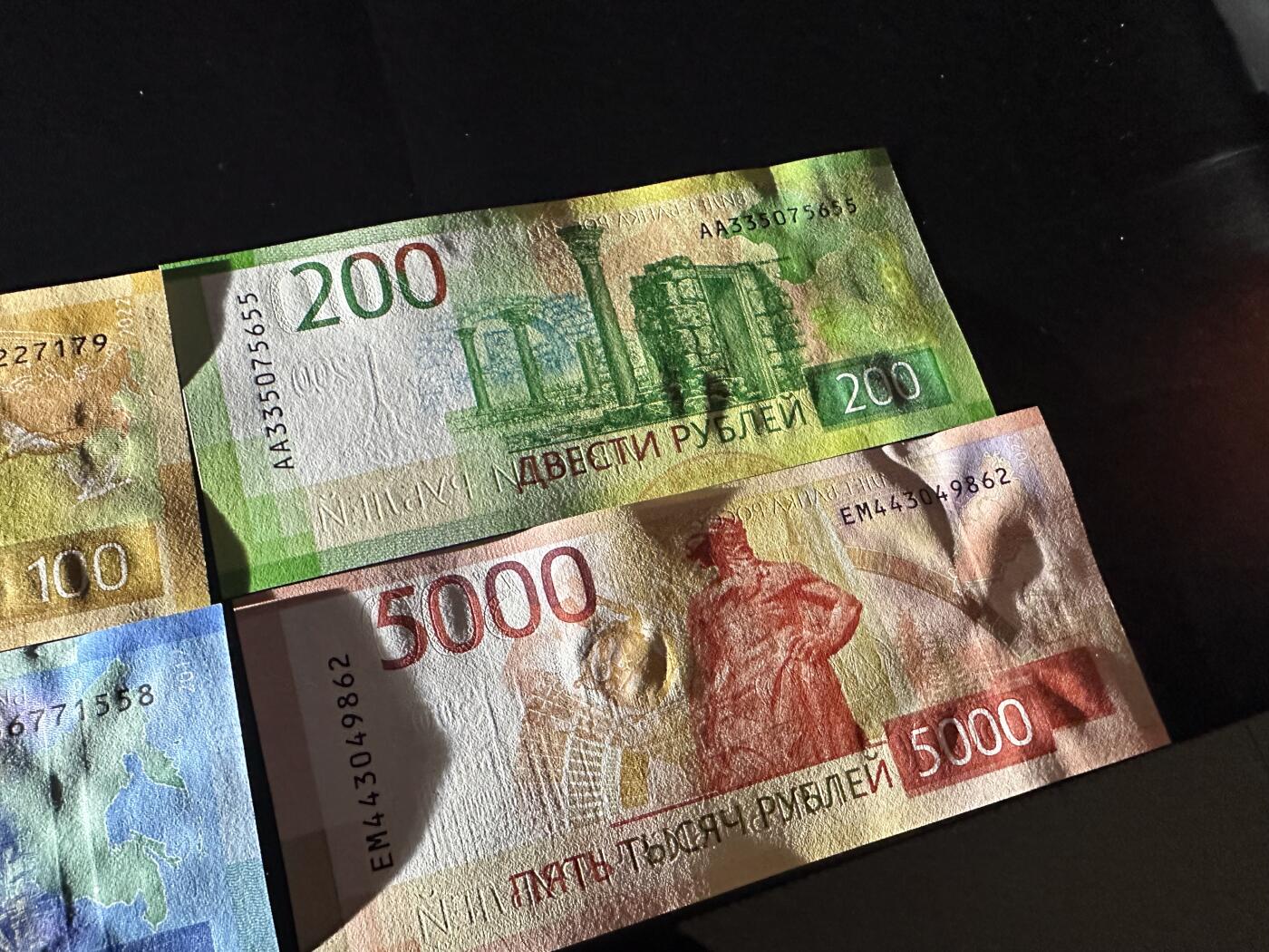 《外钞收藏家》第六百零九期（农历年前收官场、本期年后快递恢复正常再发货）（本平台长期征集拍品、欢迎藏友们联系合作） 俄罗斯最新版100、200、2000、5000卢布 四张一起 全新UNC