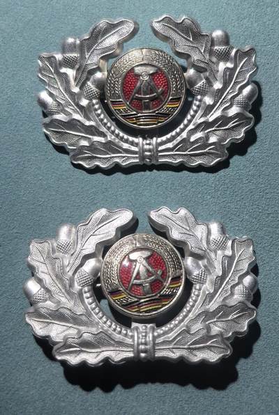 盛世勋华——号角文化勋章邮票专场拍卖第304期 - 东德人民军士兵士官大檐帽帽徽 2枚