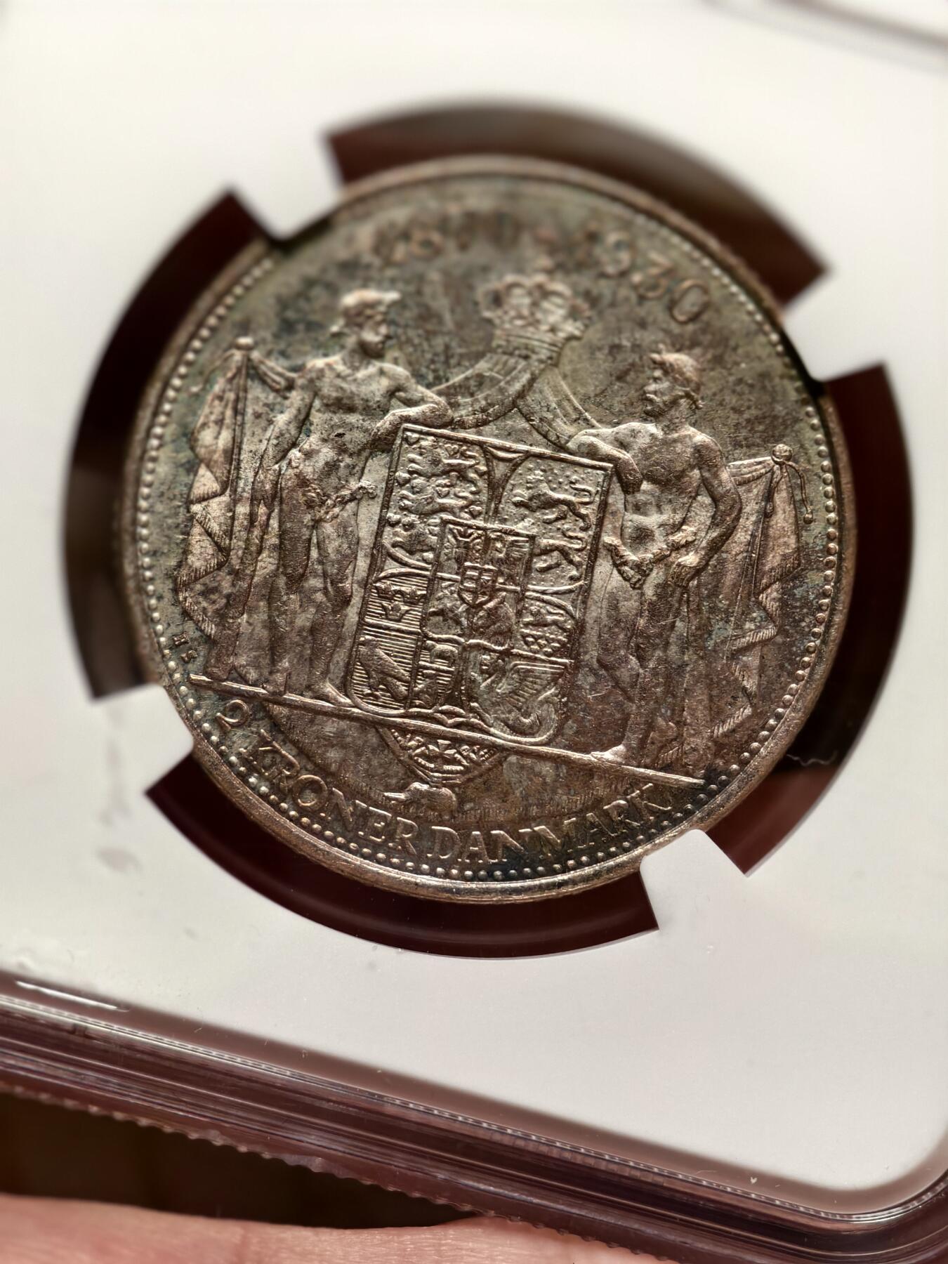 抚柳草堂-第十二期章牌钱币  奖章勋章限时免佣 满百包邮 放漏专场 1930 丹麦NGC MS62 2克朗 国王60周年大寿纪念银币 背面浮雕清晰状态一流