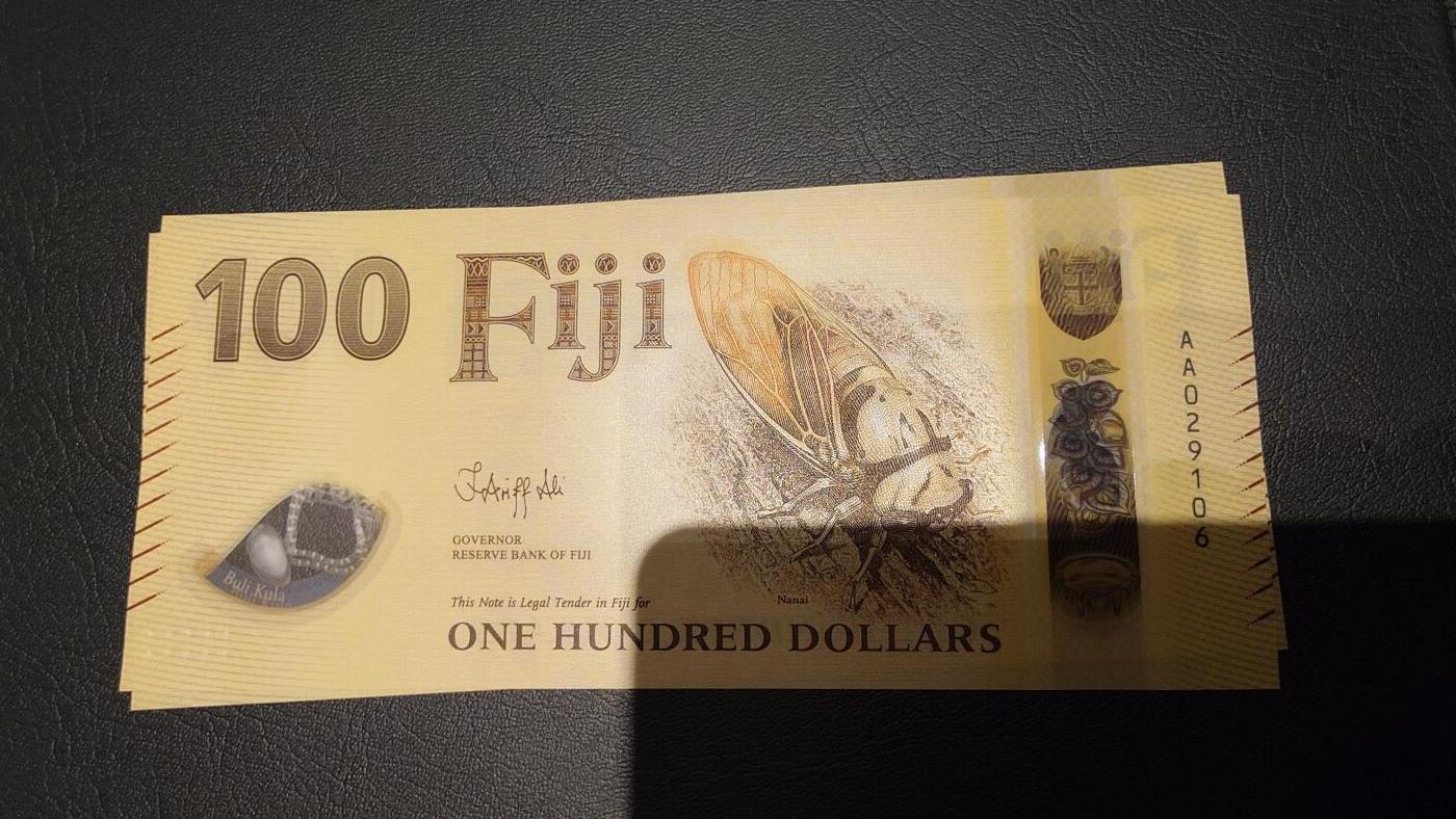 【新年十四拍～节前最后一场】世界钱币～微拍第233期暨2026年第14期  二个月内剩余新货尾货清仓 成本价起拍超值 2025年斐济100元 塑料钞全新绝品无47尾号106