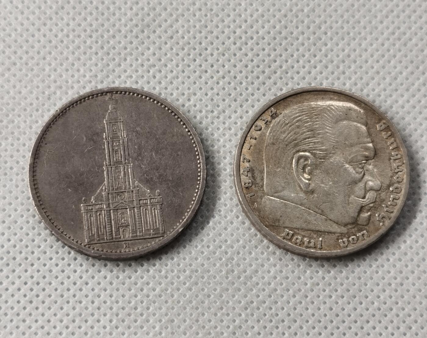 甄臻铺-世界币章拍卖（第49期）精品场拍品征集中，送拍享返佣金等优惠多多 1935教堂马克+1936兴登堡马克，淡淡转光，包浆自然，细节见图