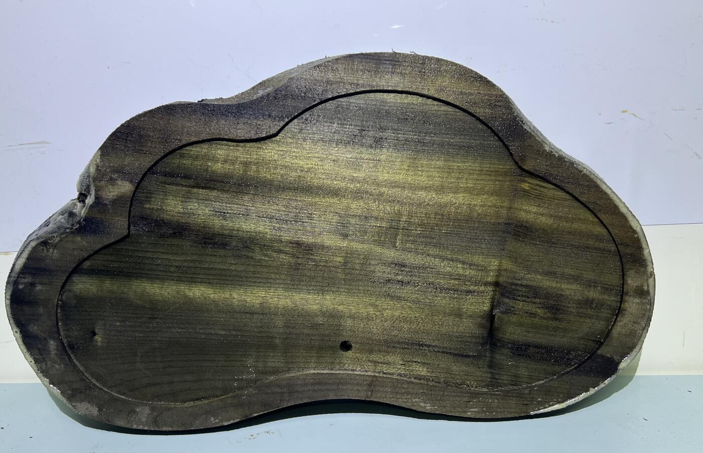 零元拍：NO.90祖母绿爆满金丝乌木金丝楠 茶盘无需打磨就已经金光闪闪。满金丝药香，尺寸约：45.5/24/4CM。3.4公斤。