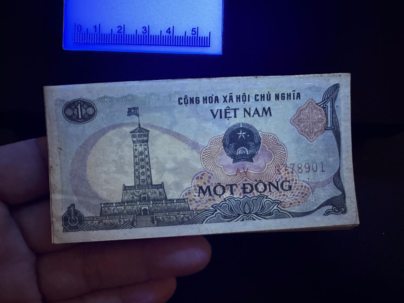 《外钞收藏家》第六百零九期（农历年前收官场、本期年后快递恢复正常再发货）（本平台长期征集拍品、欢迎藏友们联系合作） 1985年越南1盾 标准100连号 品相如图 有黄潮斑