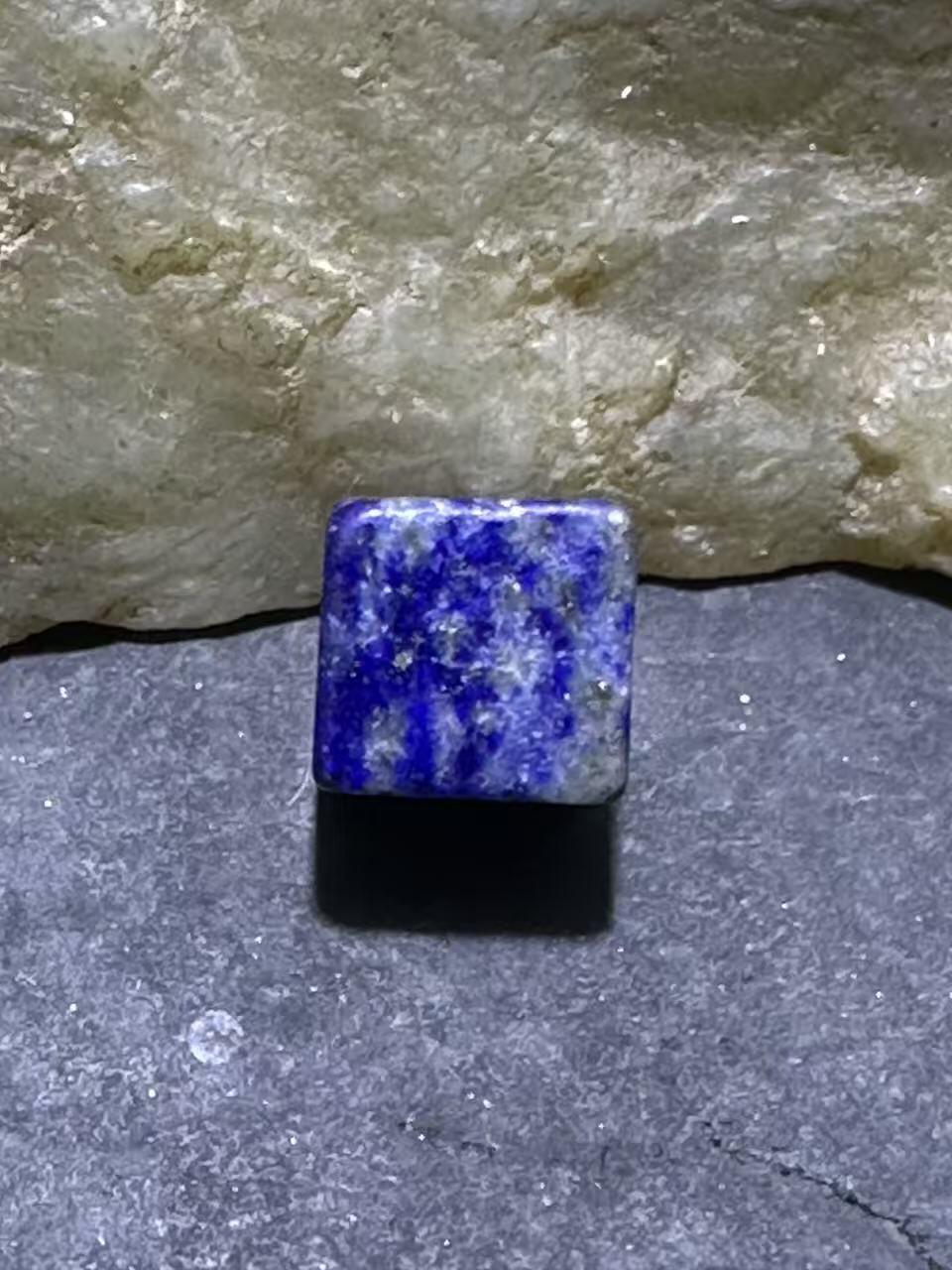 精美阿富汗老矿青金石六面方形珠一颗