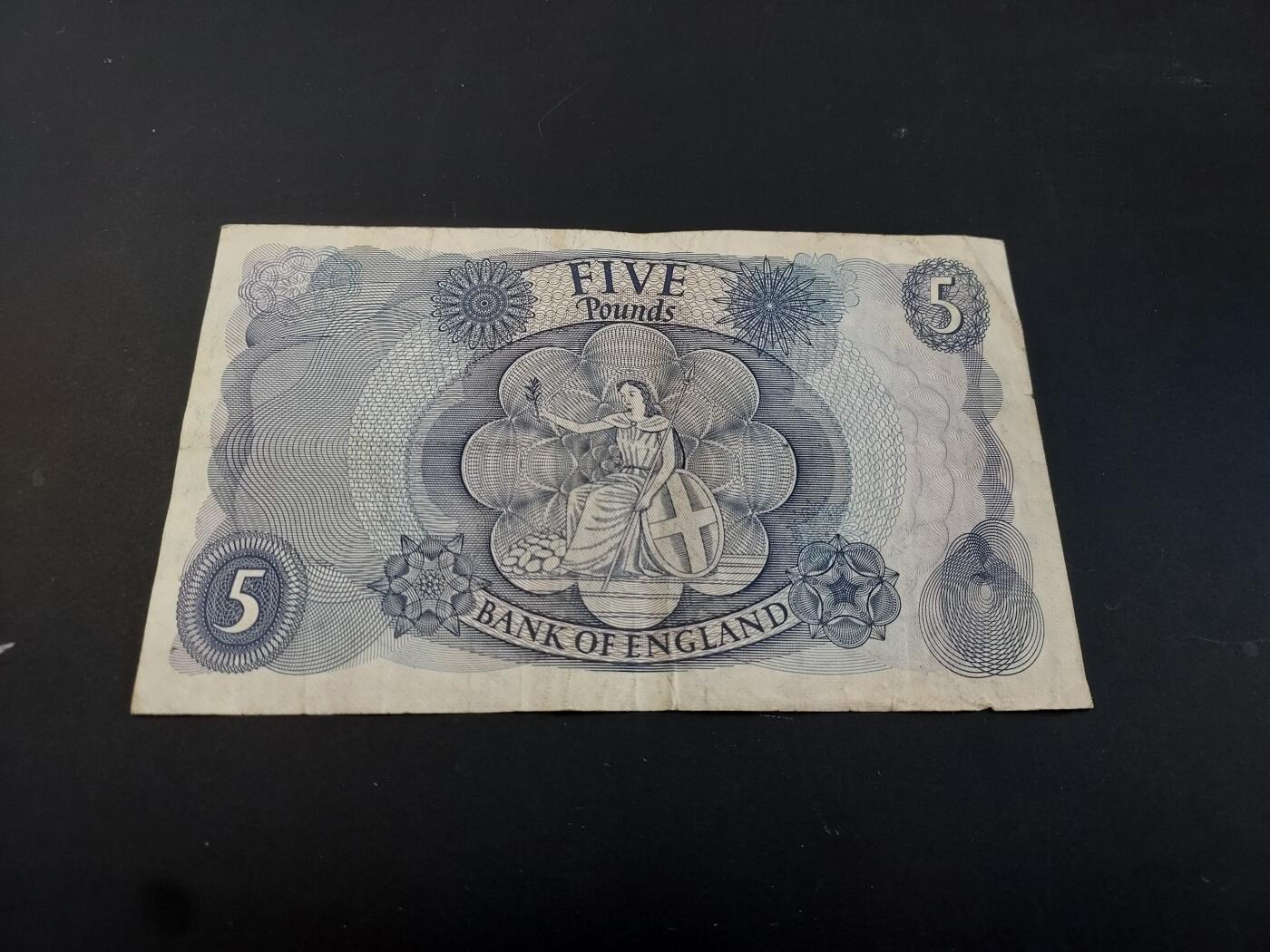 博彦收藏   2月9日 8点钱币专场 全场包邮 英国女皇旧版5英镑 有订书机孔 流通品