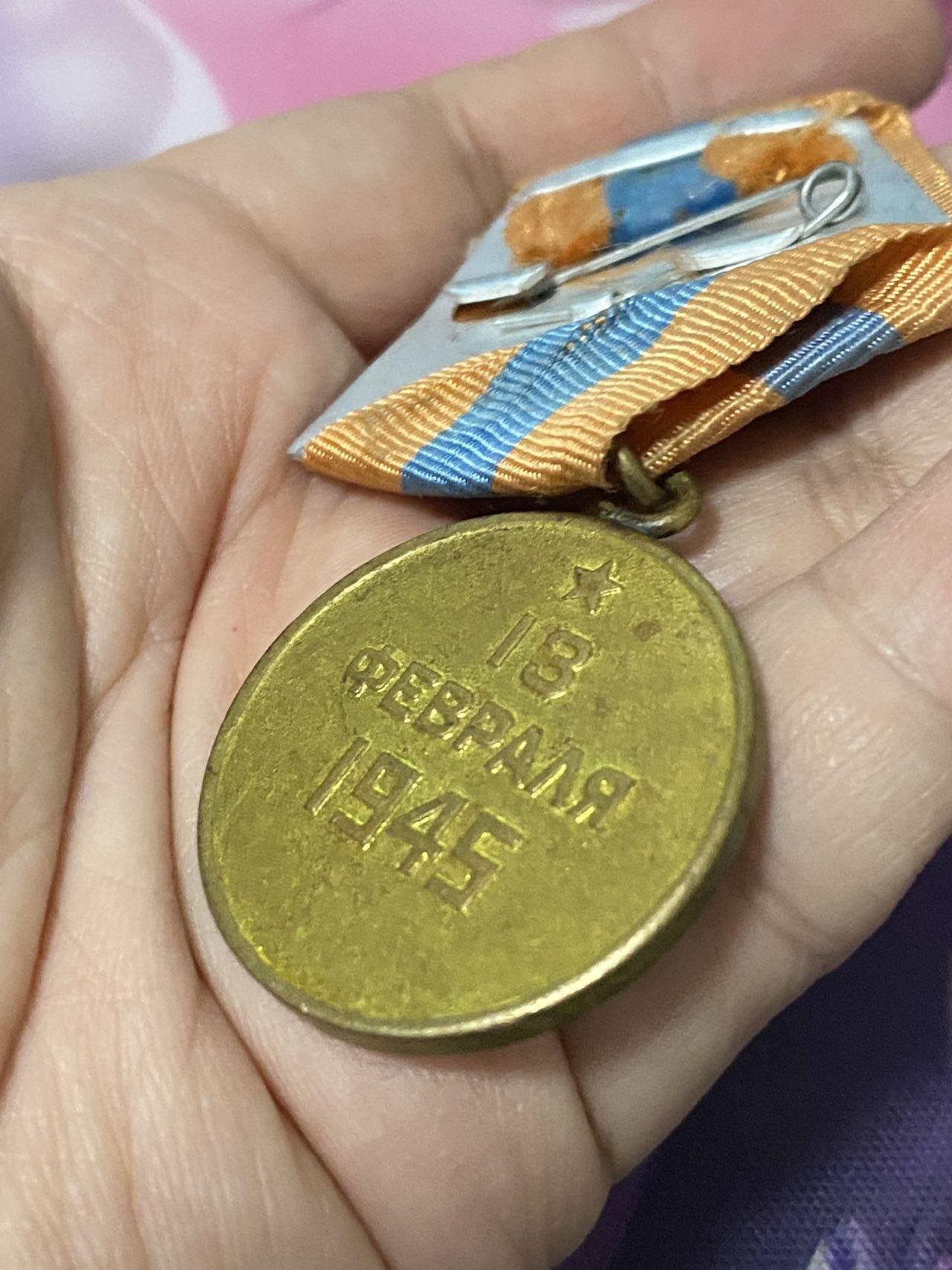 苏联勋章奖章2月12日晚上九点结束在麦稀奇 找不到的加我qq或者微信都是184277308备注苏章拍卖。最好加微信群每次都会通知还有提前可以一口价的 最近会持续拍卖一些东西。 苏联攻克华沙奖章 品相挺好 铝挂