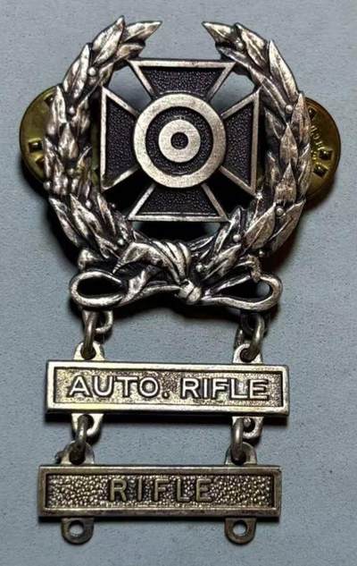 盛世勋华——号角文化勋章邮票专场拍卖第304期 - 美国陆军射击技能证章 带自动步枪和步枪技能条 银制 带厂标 重14.9克