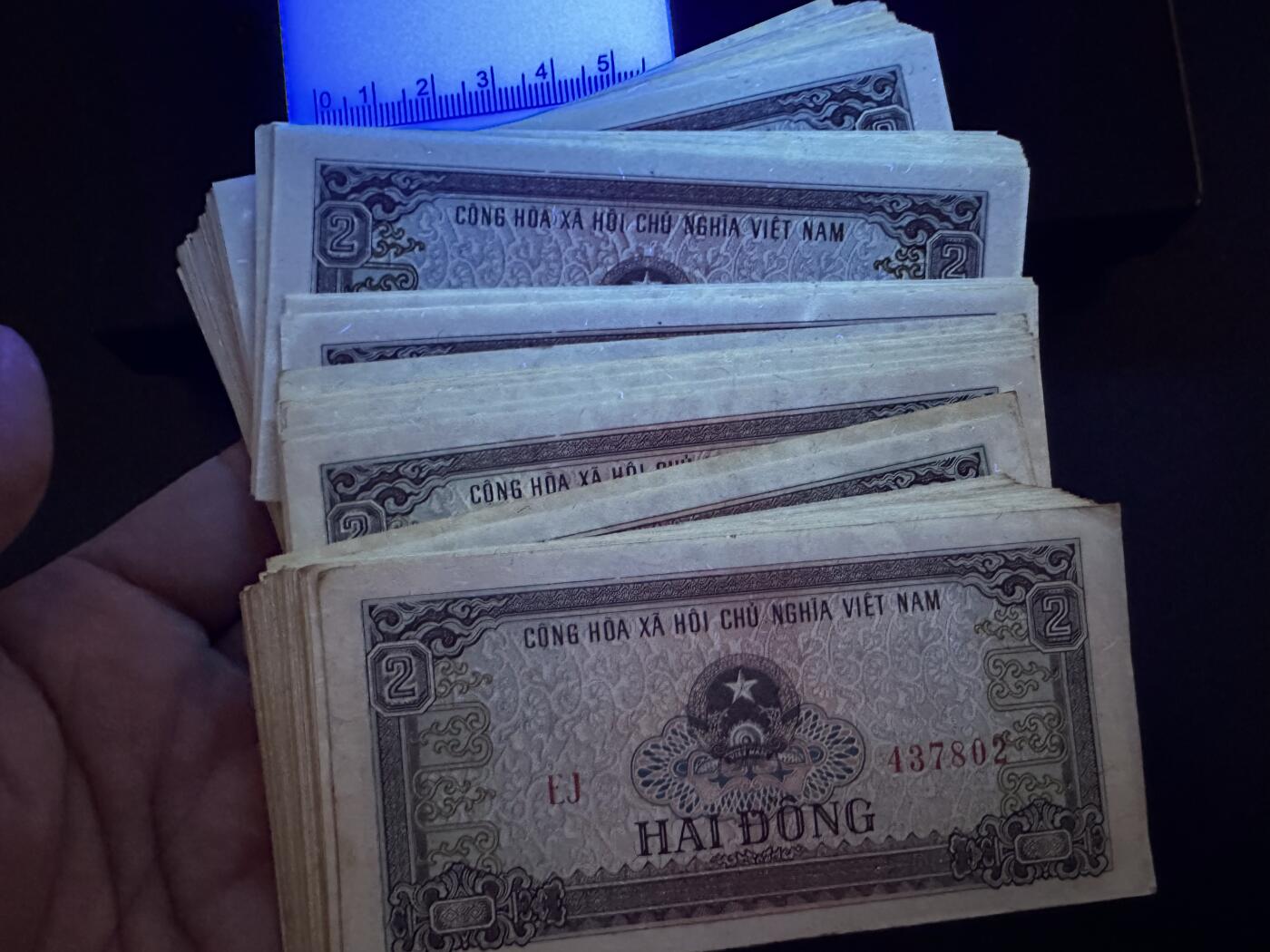 《外钞收藏家》第六百零九期（农历年前收官场、本期年后快递恢复正常再发货）（本平台长期征集拍品、欢迎藏友们联系合作） 1980年越南2盾 100张 只有一部分连号 大部分不是 有黄潮斑 如图