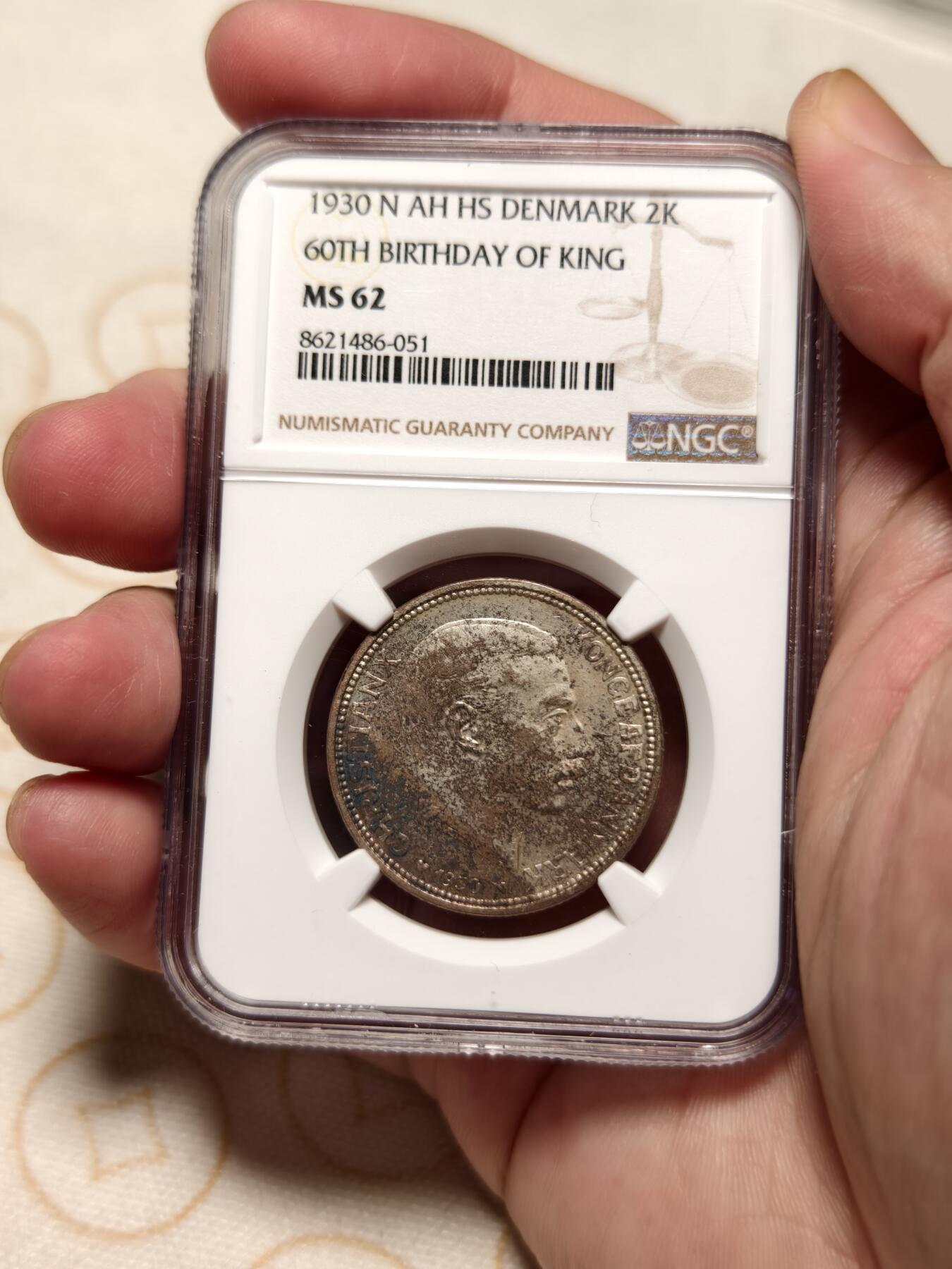 抚柳草堂-第十二期章牌钱币  奖章勋章限时免佣 满百包邮 放漏专场 1930 丹麦NGC MS62 2克朗 国王60周年大寿纪念银币 背面浮雕清晰状态一流