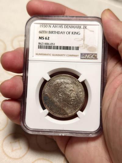 抚柳草堂-第十二期章牌钱币  奖章勋章限时免佣 满百包邮 放漏专场 - 1930 丹麦NGC MS62 2克朗 国王60周年大寿纪念银币 背面浮雕清晰状态一流