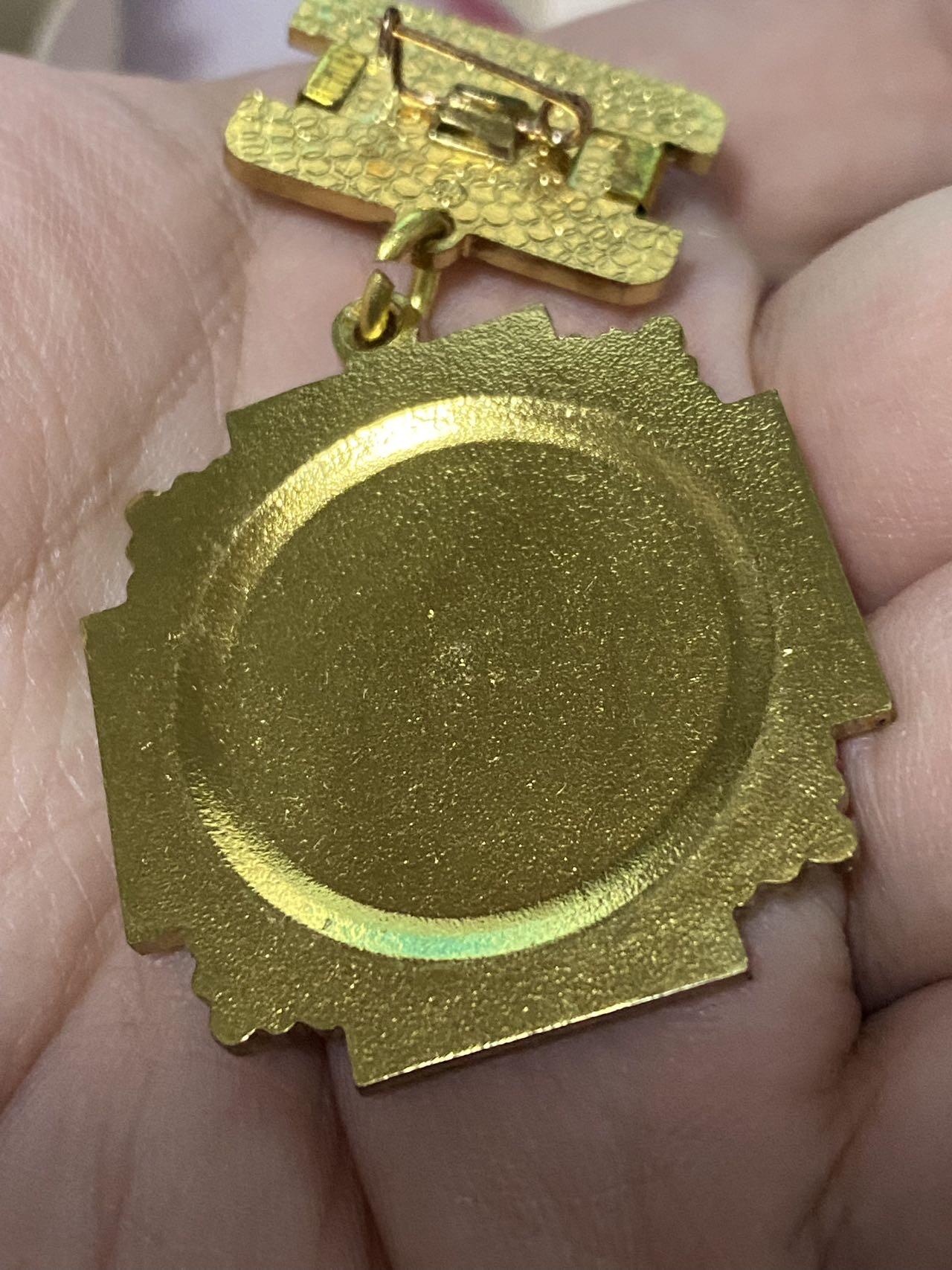 苏联勋章奖章2月12日晚上九点结束在麦稀奇 找不到的加我qq或者微信都是184277308备注苏章拍卖。最好加微信群每次都会通知还有提前可以一口价的 最近会持续拍卖一些东西。 苏联切尔诺贝利奖章 原盒 优质 极品品相 盒子有些变形 介意勿拍