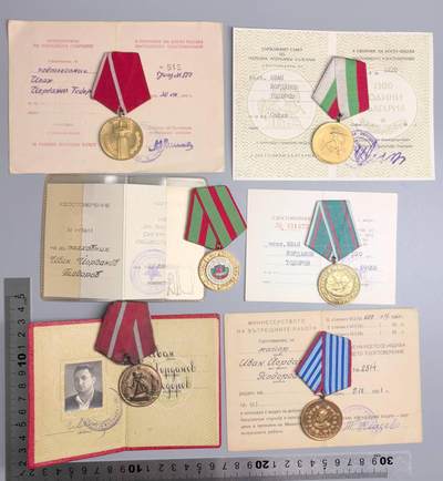 小驴勋章奖章收藏2月7日周六晚六点拍卖（珍爱和平，收藏战争，铭记历史，勿忘国耻，忠党爱国。有偿代拍，送拍规则在简介最后，参拍须阅读规则后再参拍，关系到运费包装发货时效真假辨别等关键信息，拍卖时不再发原图，看大图店主微信码在拍卖店铺介绍里） - 保加利亚反法胜利25周年30周年、1300周年，近战功勋奖章，内务部奖章，内务部圆满服役，