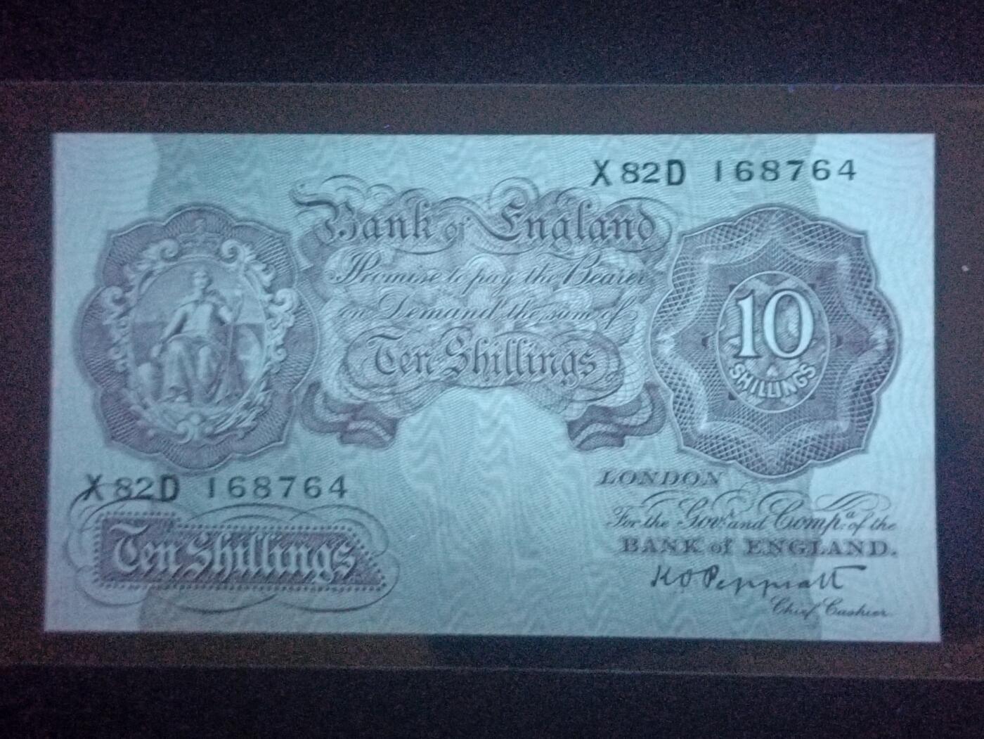 【年前末拍！】2026二月第二期，总216期 英格兰战时A序列10先令UNC-，有别于战前战后普通的红色版本用紫色印刷