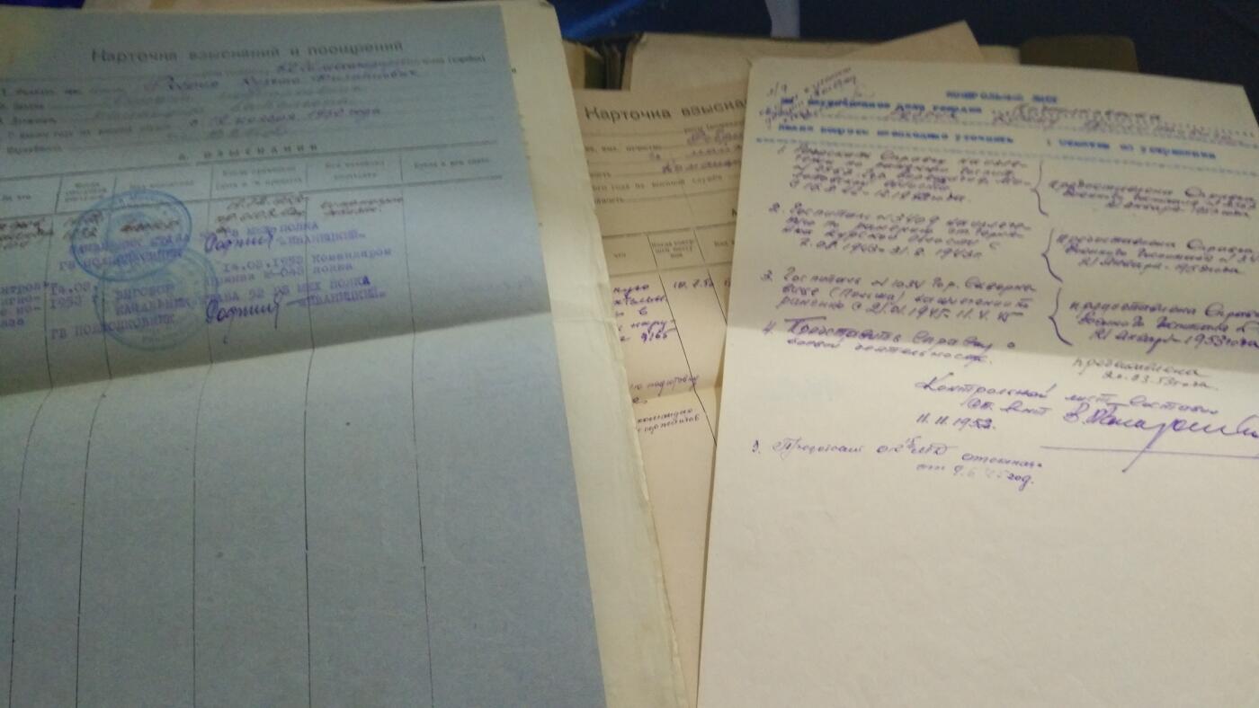 苏联勋章奖章2月12日晚上九点结束在麦稀奇 找不到的加我qq或者微信都是184277308备注苏章拍卖。最好加微信群每次都会通知还有提前可以一口价的 最近会持续拍卖一些东西。 苏联英雄君官档案一本，Ребрик Кузьма Филипович，相关网络档案可以查一下资料很多。详细内容看下面详情。正式部分37张大部分反面有内容 附加文件19张 