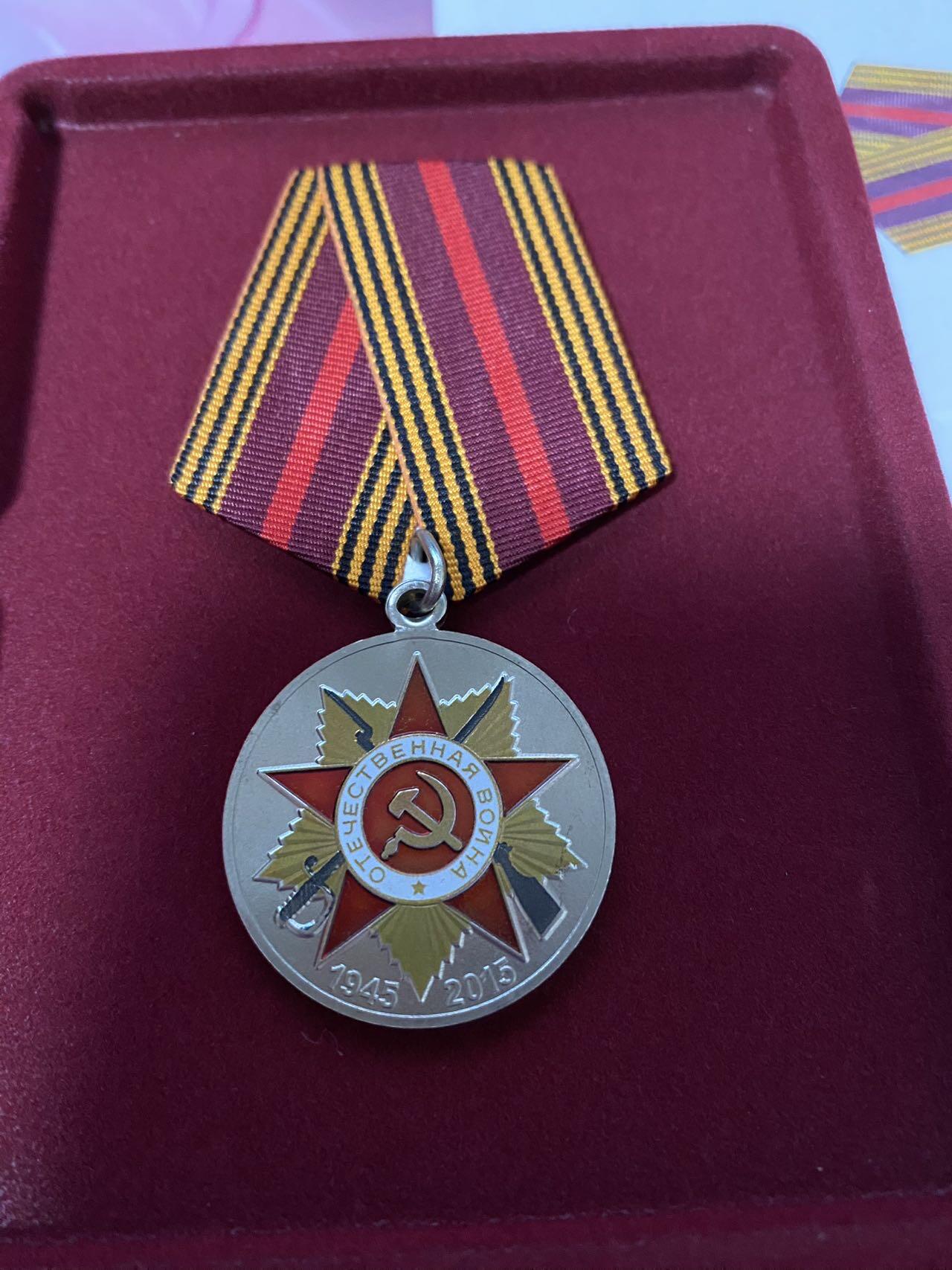 苏联勋章奖章2月12日晚上九点结束在麦稀奇 找不到的加我qq或者微信都是184277308备注苏章拍卖。最好加微信群每次都会通知还有提前可以一口价的 最近会持续拍卖一些东西。 苏联奖章胜利70年 好品 原盒带证书 女获得者1