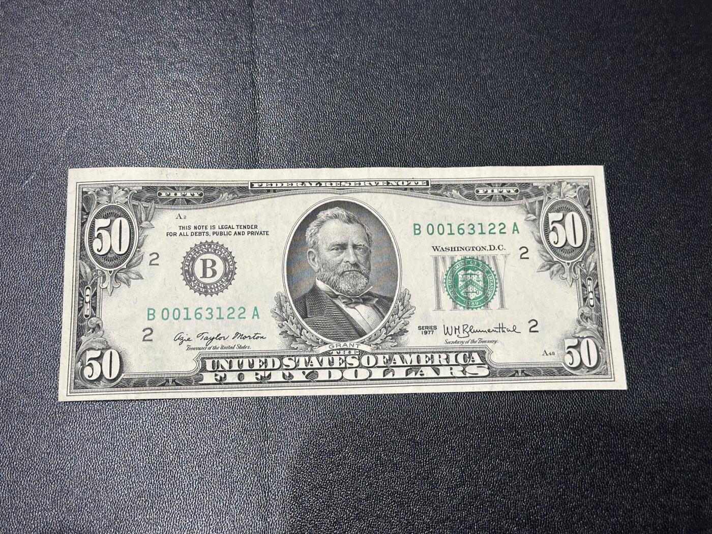 《外钞收藏家》第六百零九期（农历年前收官场、本期年后快递恢复正常再发货）（本平台长期征集拍品、欢迎藏友们联系合作） 1977年美国小头版50美元 品相如图 UNC- 号码无47