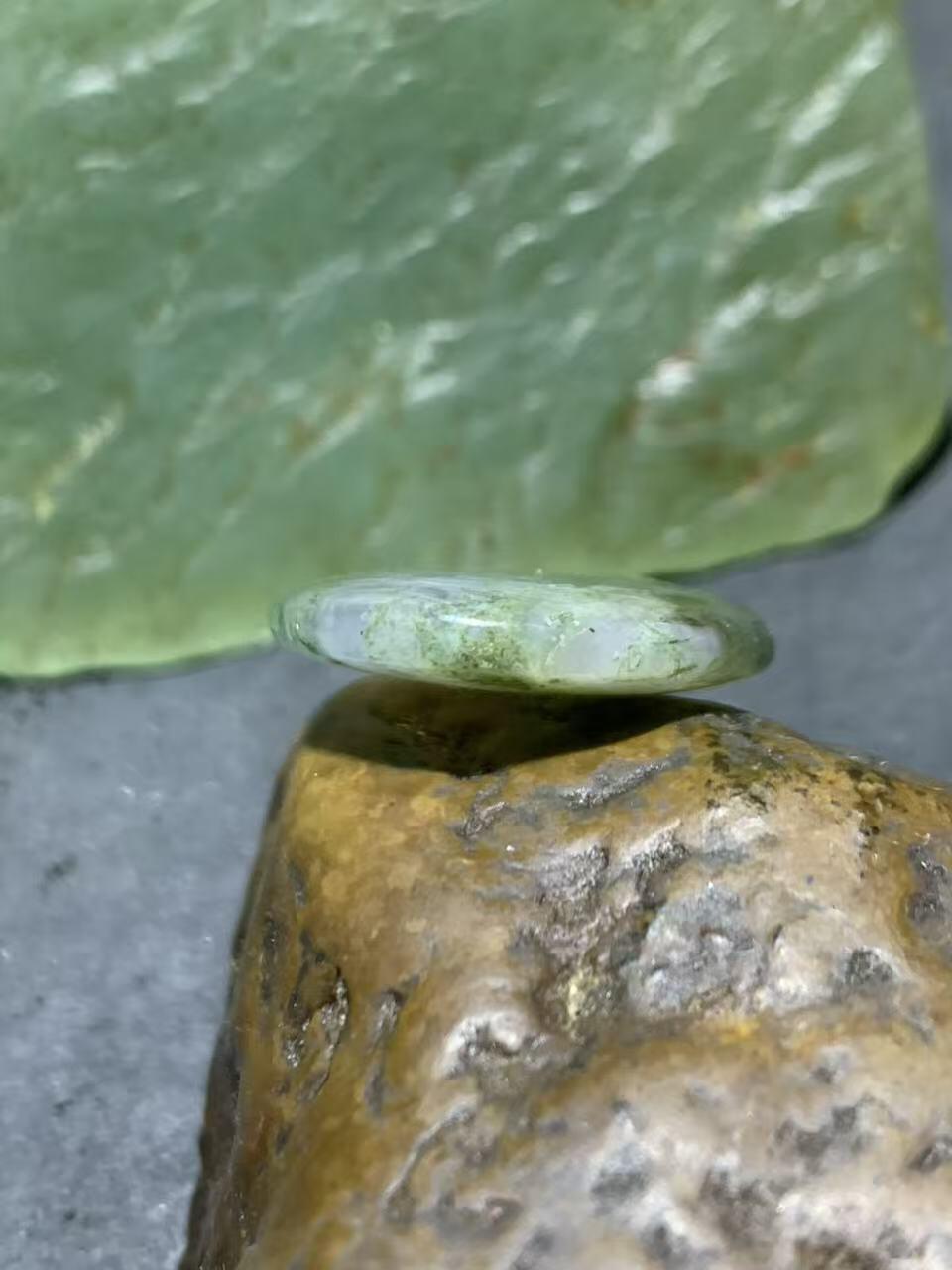 冰透高润度水草玛瑙通货吊坠一个，