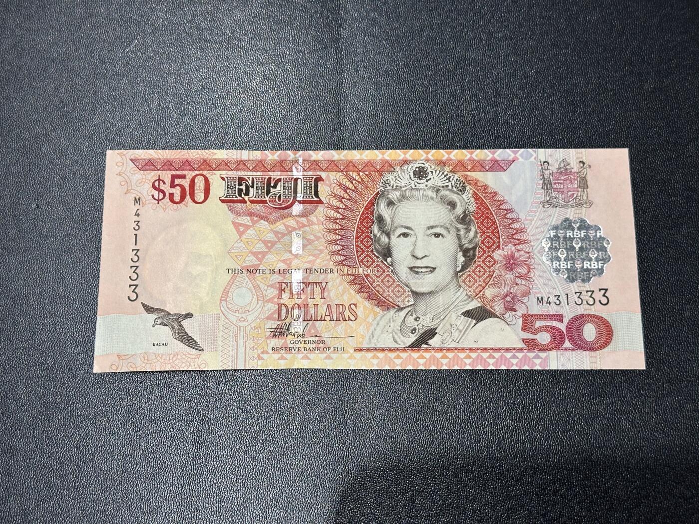 《外钞收藏家》第六百零九期（农历年前收官场、本期年后快递恢复正常再发货）（本平台长期征集拍品、欢迎藏友们联系合作） 斐济1996年50元（豹子号333，老年女王头像）		UNC