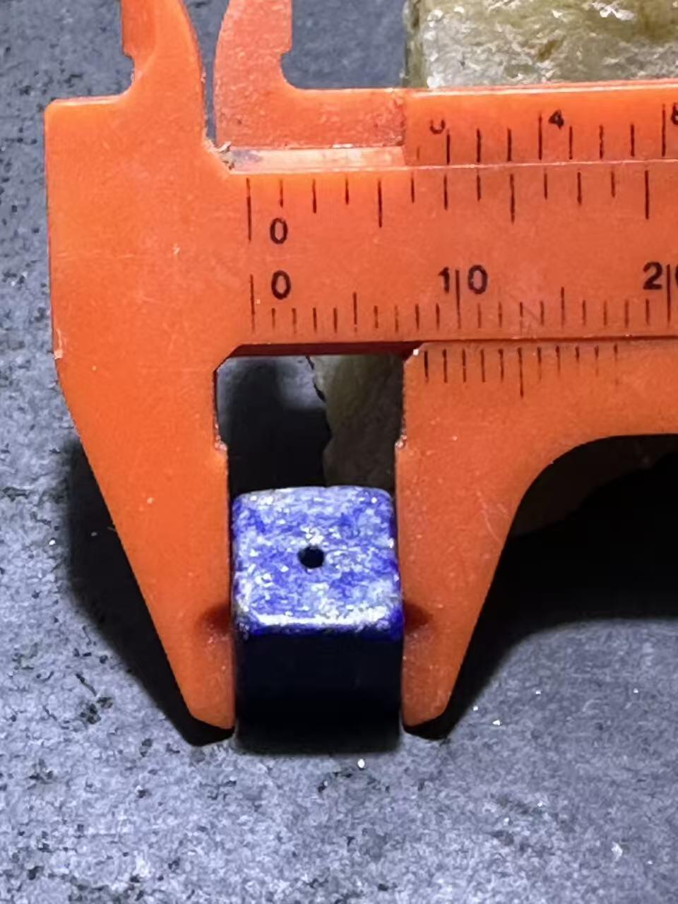 精美阿富汗老矿青金石六面方形珠一颗