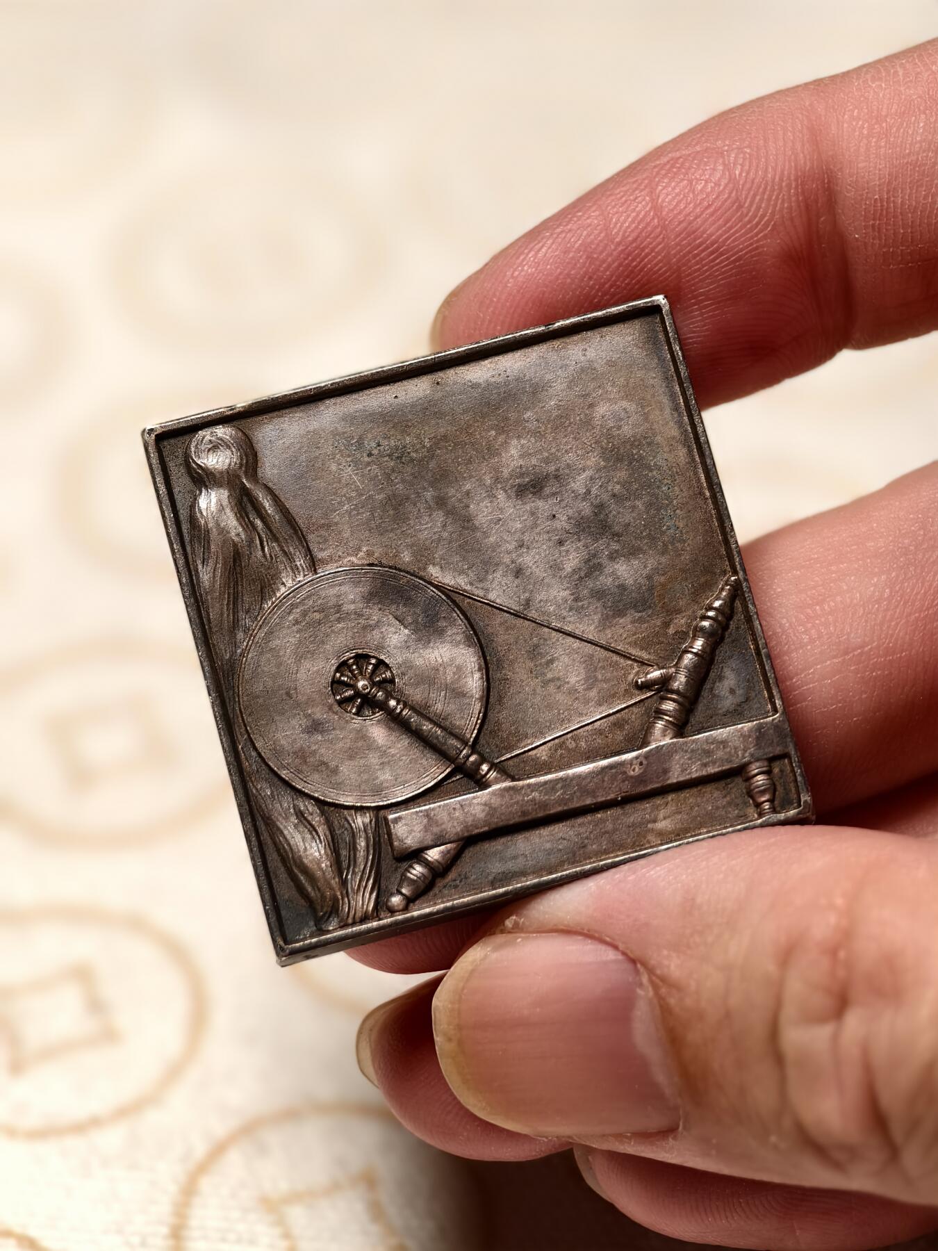 抚柳草堂-第十二期章牌钱币  奖章勋章限时免佣 满百包邮 放漏专场 18世纪末-19世纪初法国鲁贝商会正方形镀银铜章 33.5g 34.8mm边铭丰饶角 非常独特的一枚