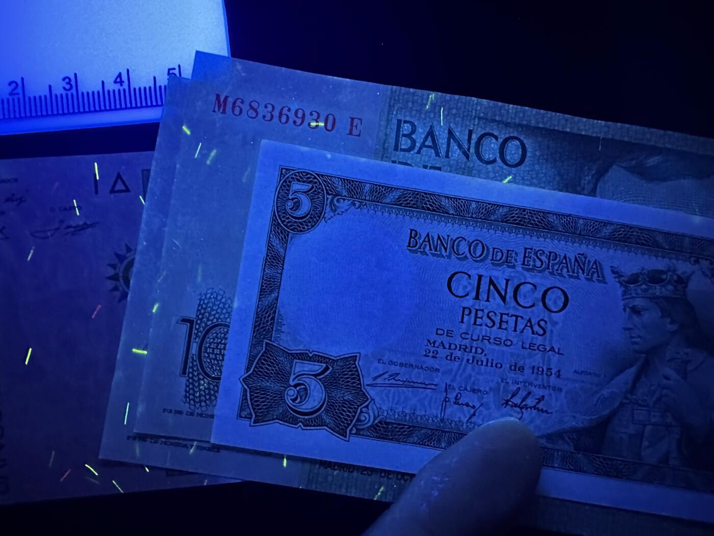 《外钞收藏家》第六百零九期（农历年前收官场、本期年后快递恢复正常再发货）（本平台长期征集拍品、欢迎藏友们联系合作） 西班牙三个版本四张一起 全新 有三张有轻微潮