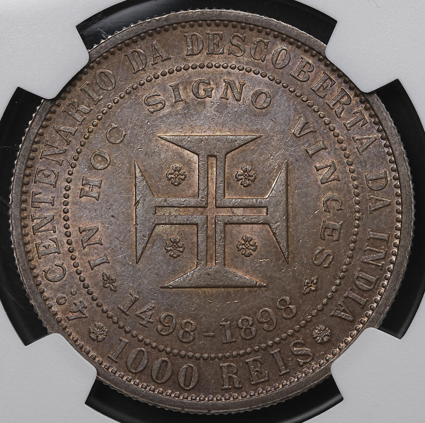 修遠堂世界钱币第104期 NGC MS62 1898 年葡萄牙发现印度 400 周年1000 瑞斯（Reis）纪念大银币，五彩