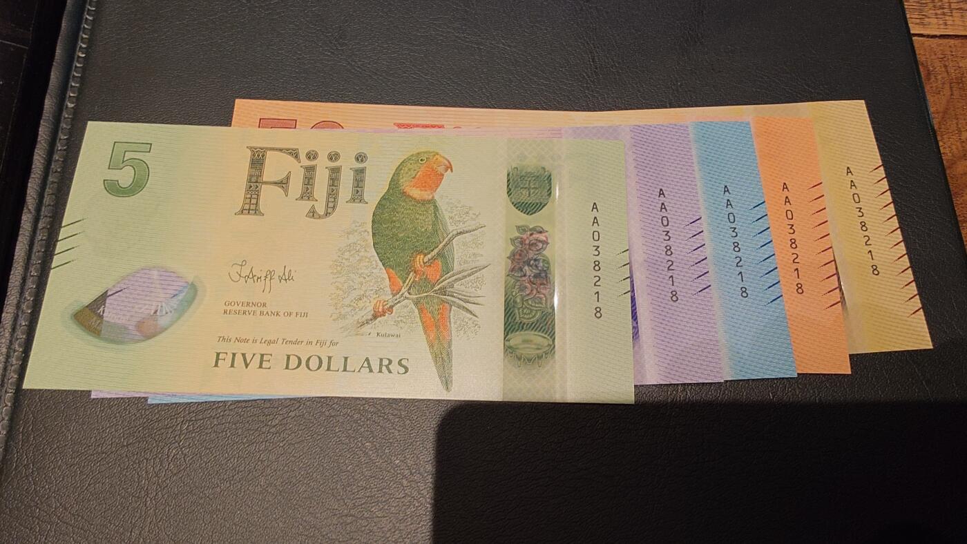 【新年十四拍～节前最后一场】世界钱币～微拍第233期暨2026年第14期  二个月内剩余新货尾货清仓 成本价起拍超值 2025年斐济5/10/20/50/100元塑料钞 A冠全同号 全新绝品无47尾号218