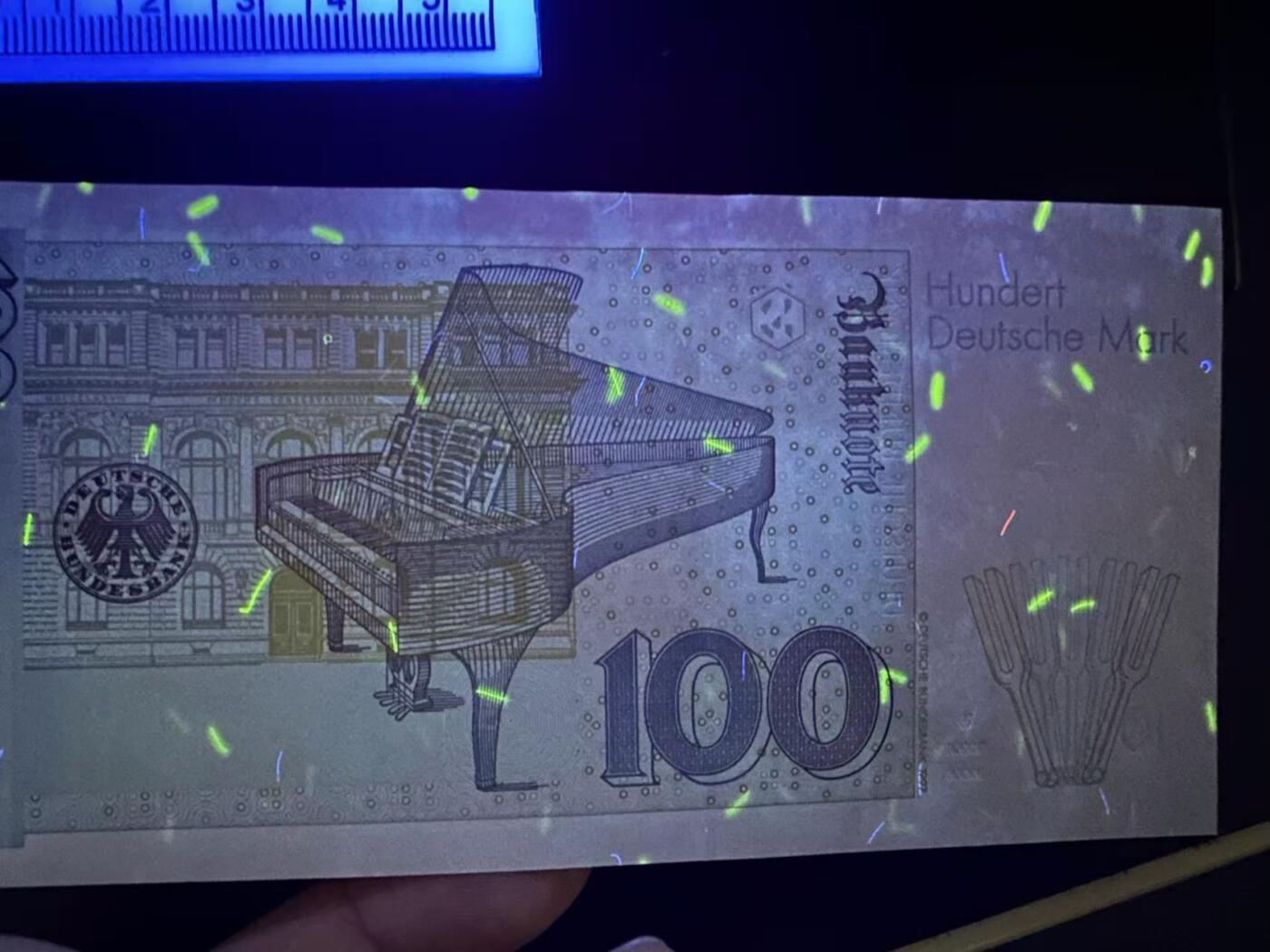 《外钞收藏家》第六百零九期（农历年前收官场、本期年后快递恢复正常再发货）（本平台长期征集拍品、欢迎藏友们联系合作） 1996年德国100马克 克拉拉 UNC- 有压印和潮斑