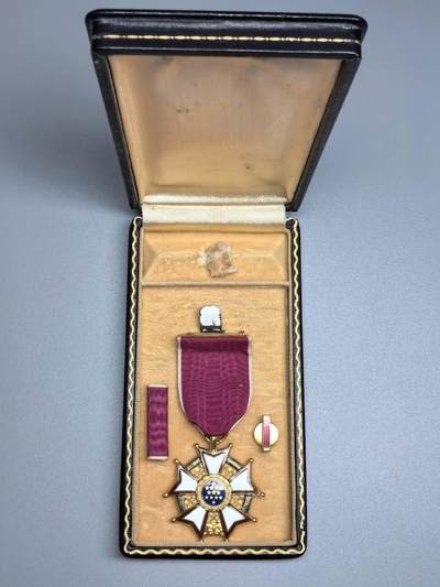 小驴勋章奖章收藏2月7日周六晚六点拍卖（珍爱和平，收藏战争，铭记历史，勿忘国耻，忠党爱国。有偿代拍，送拍规则在简介最后，参拍须阅读规则后再参拍，关系到运费包装发货时效真假辨别等关键信息，拍卖时不再发原图，看大图店主微信码在拍卖店铺介绍里） - 军团功绩勋章，授予陆军上校乔治·H·蒂姆克（George H. Timke）沃尔特·里德陆军牙科研究所所长（1961–1967）西北大学毕业，1938年入伍，二战期间在欧洲战区服役，担任军医，获得军团功绩勋章。 战后任沃尔特·里德陆军医疗中心陆军牙科研究所所长。1967年退役后，在美国国家医学图书馆担任美国牙科协会顾问，直到1981年。