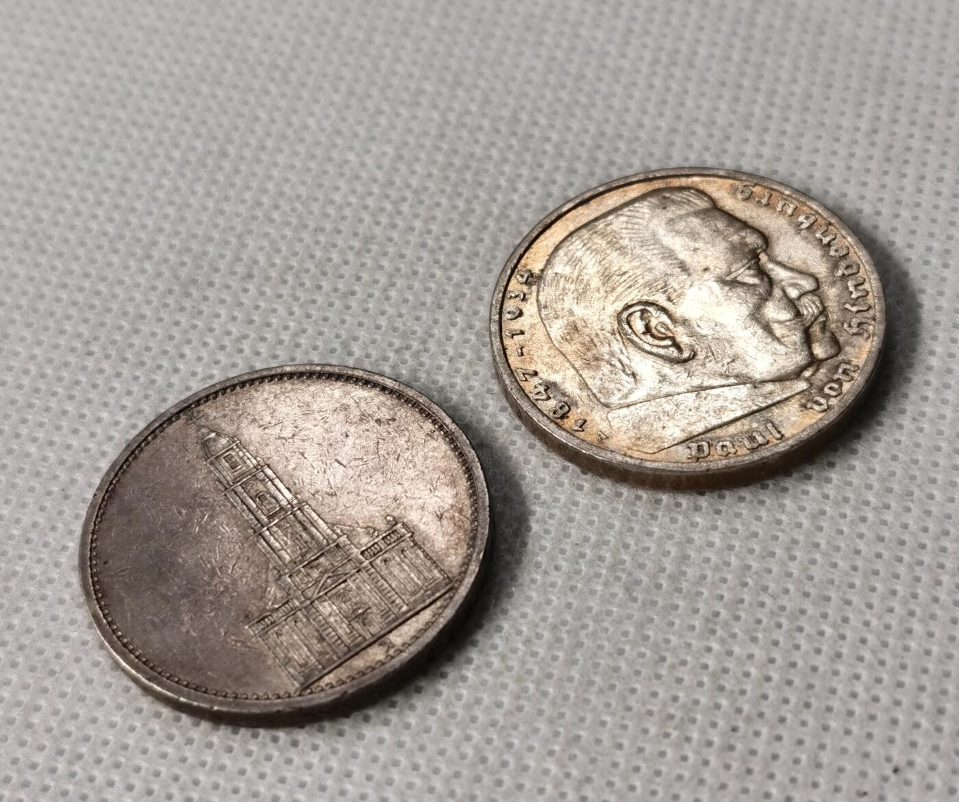 甄臻铺-世界币章拍卖（第49期）精品场拍品征集中，送拍享返佣金等优惠多多 1935教堂马克+1936兴登堡马克，淡淡转光，包浆自然，细节见图