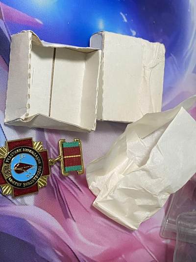 苏联勋章奖章2月12日晚上九点结束在麦稀奇 找不到的加我qq或者微信都是184277308备注苏章拍卖。最好加微信群每次都会通知还有提前可以一口价的 最近会持续拍卖一些东西。 - 苏联切尔诺贝利奖章 原盒 优质 极品品相 盒子有些变形 介意勿拍