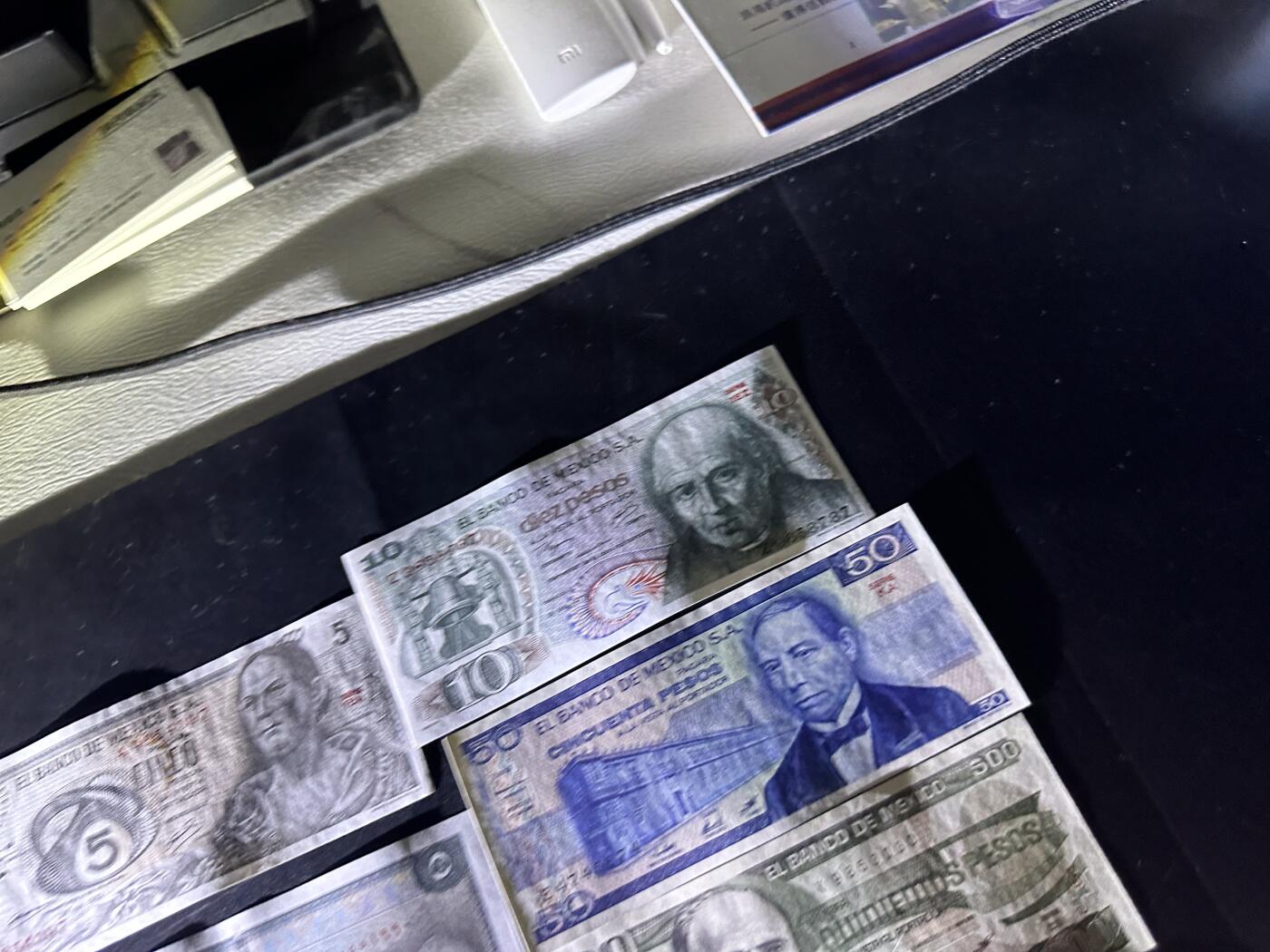 《外钞收藏家》第六百零九期（农历年前收官场、本期年后快递恢复正常再发货）（本平台长期征集拍品、欢迎藏友们联系合作） 埃及、阿尔及利亚、墨西哥等13张一起 除了墨西哥10元一个角不好 有几张轻微潮 其他全新 如图 