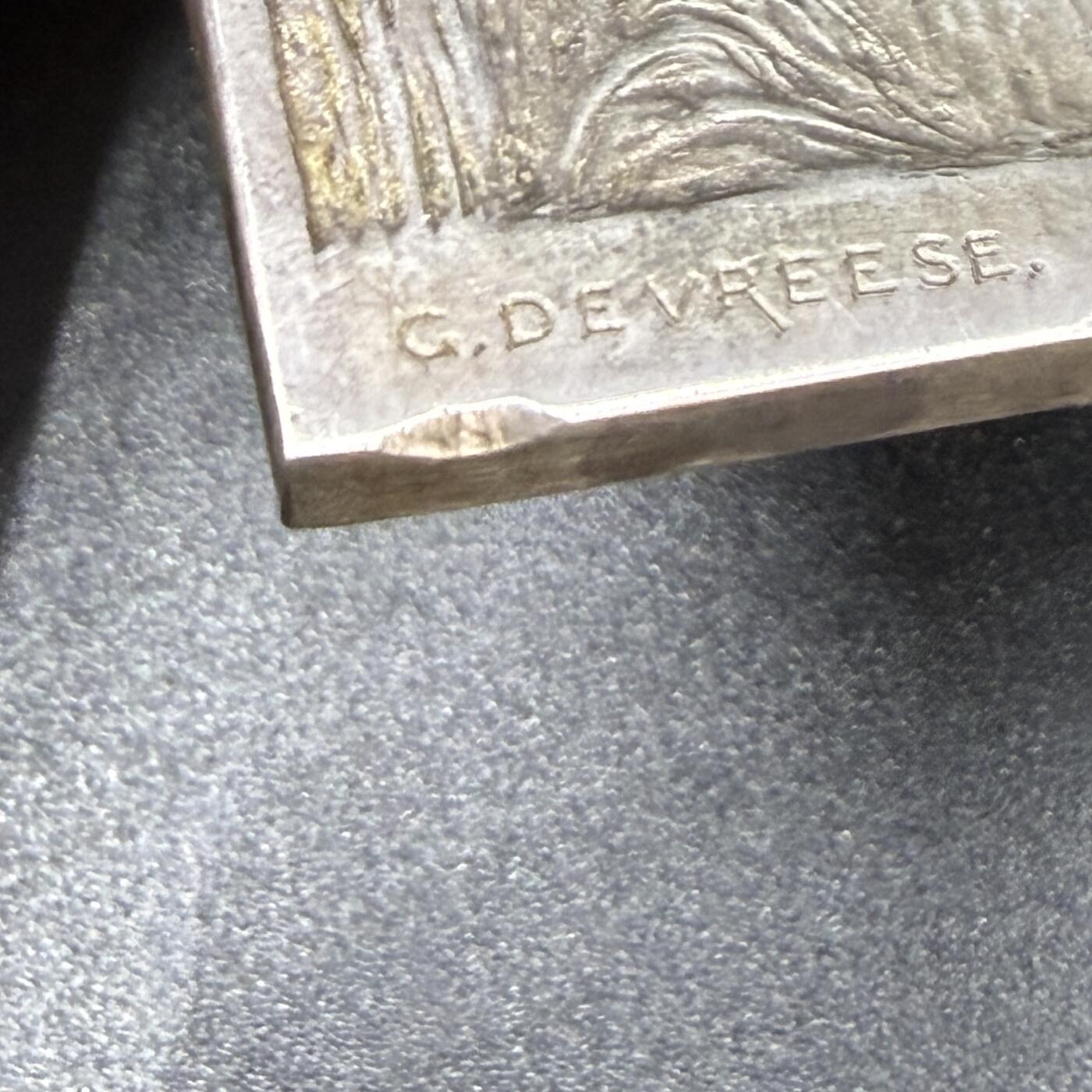 「木头集藏」“ 新岁撷珍”——章牌精品专场！ Devreese～1939年比利时列日水展览会大银章 ， 尺寸：81 × 78 mm ，219.5 g ，边铭: JF0NS0N A ， 国际水展览会 列日 1939政府总专员  正面: 左侧海神波塞冬手持三叉戟，右侧美人鱼吹响海螺号。 背面: 世界十大运河之一的比利时阿尔伯特运河。 名誉品银章。边缘有一处老的验银锉痕，银章少见，收藏佳品。