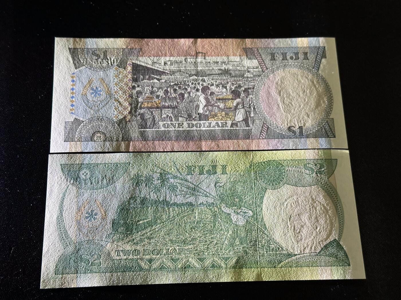 《外钞收藏家》第六百零九期（农历年前收官场、本期年后快递恢复正常再发货）（本平台长期征集拍品、欢迎藏友们联系合作） 斐济1991年1元+2元一对（签名相同，中年女王头像）	UNC /1面额有个😂疑似压印 不像折