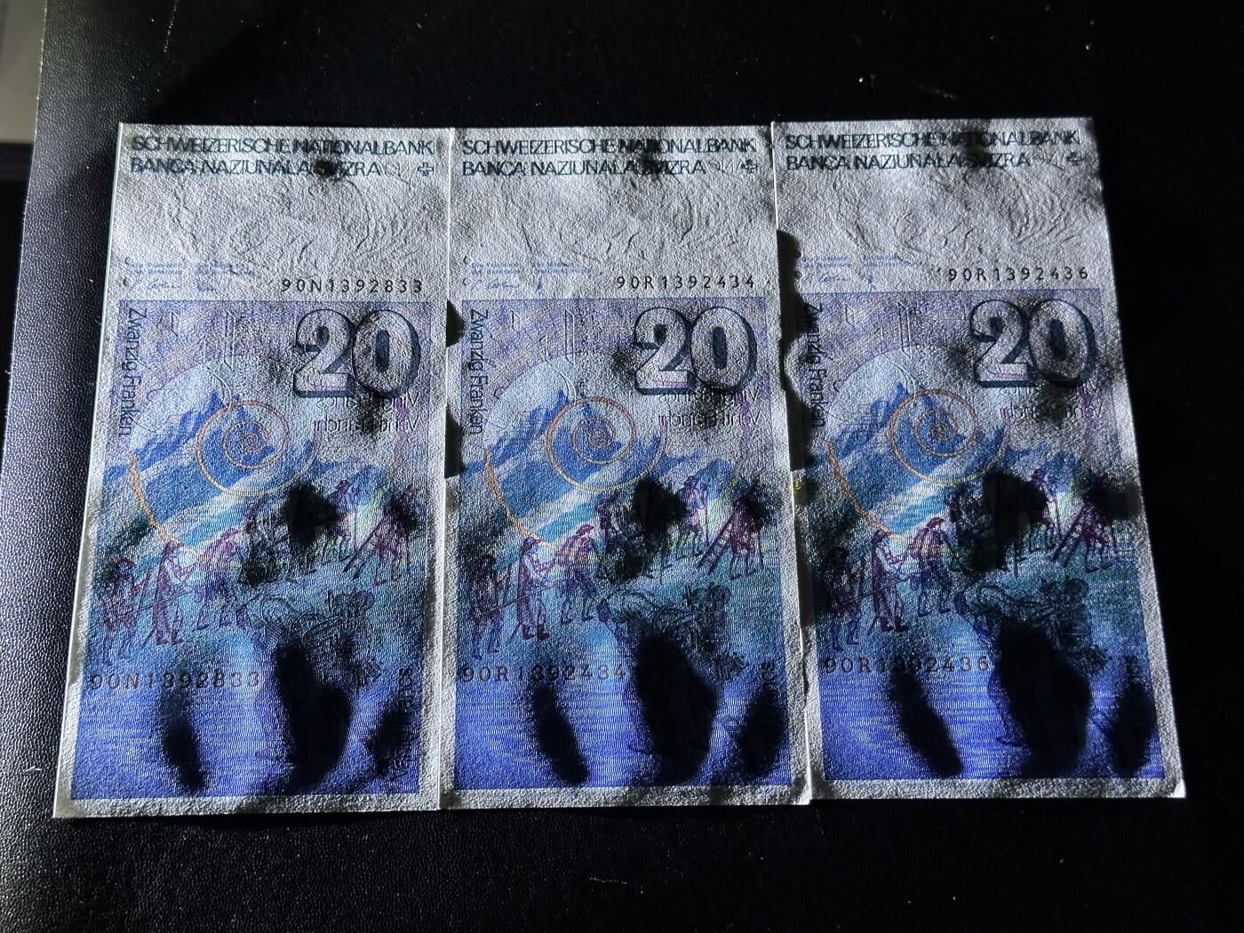 《外钞收藏家》第六百零九期（农历年前收官场、本期年后快递恢复正常再发货）（本平台长期征集拍品、欢迎藏友们联系合作） 1990年瑞士20法郎 3张近连号 无折 但有类似黄色残余的胶 如图 可处理