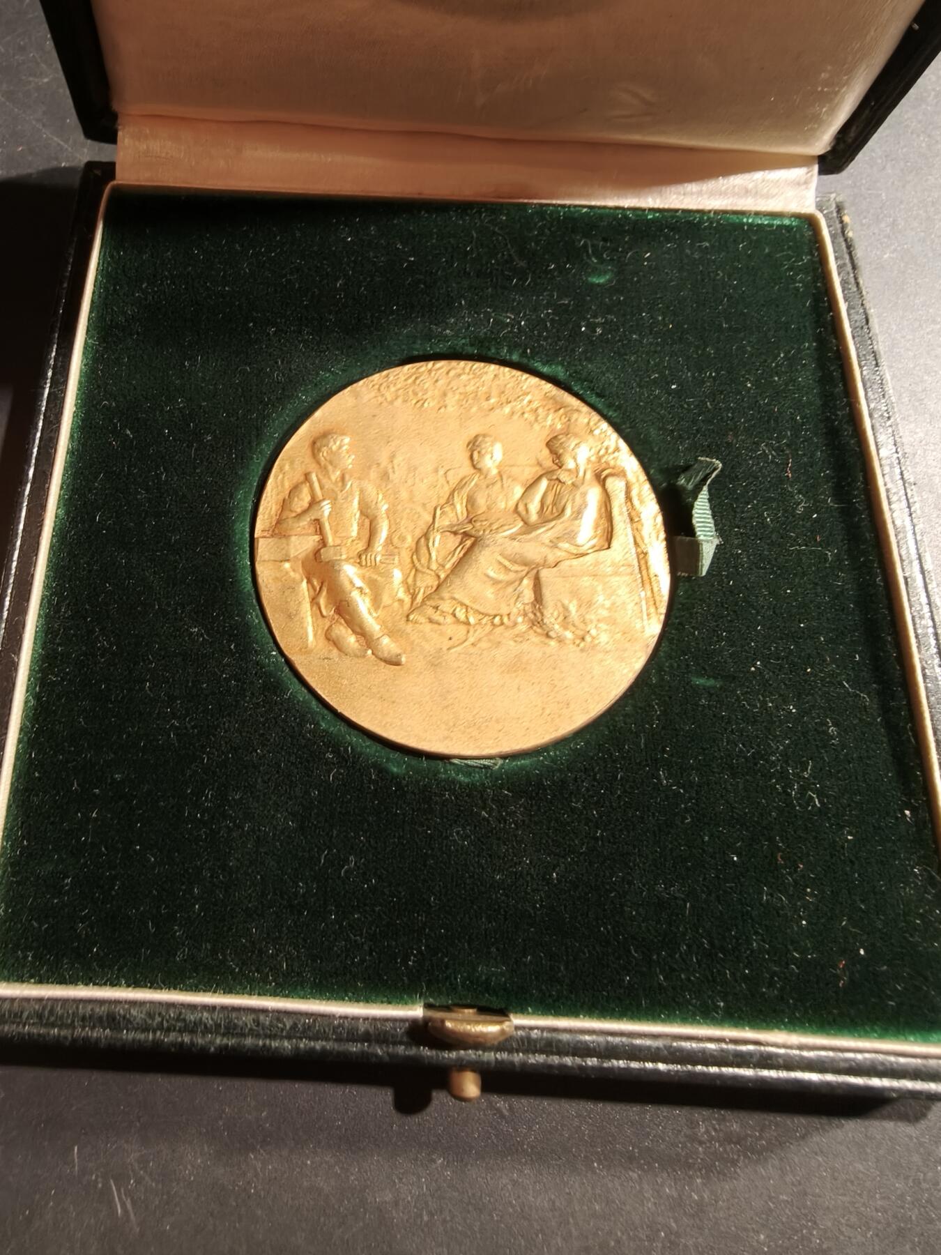 老王徽章第181期 1928年法国学徒和青年工人展览会镀金大铜章     原盒     大师Rasumny作品      直径50mm     重量42.2g