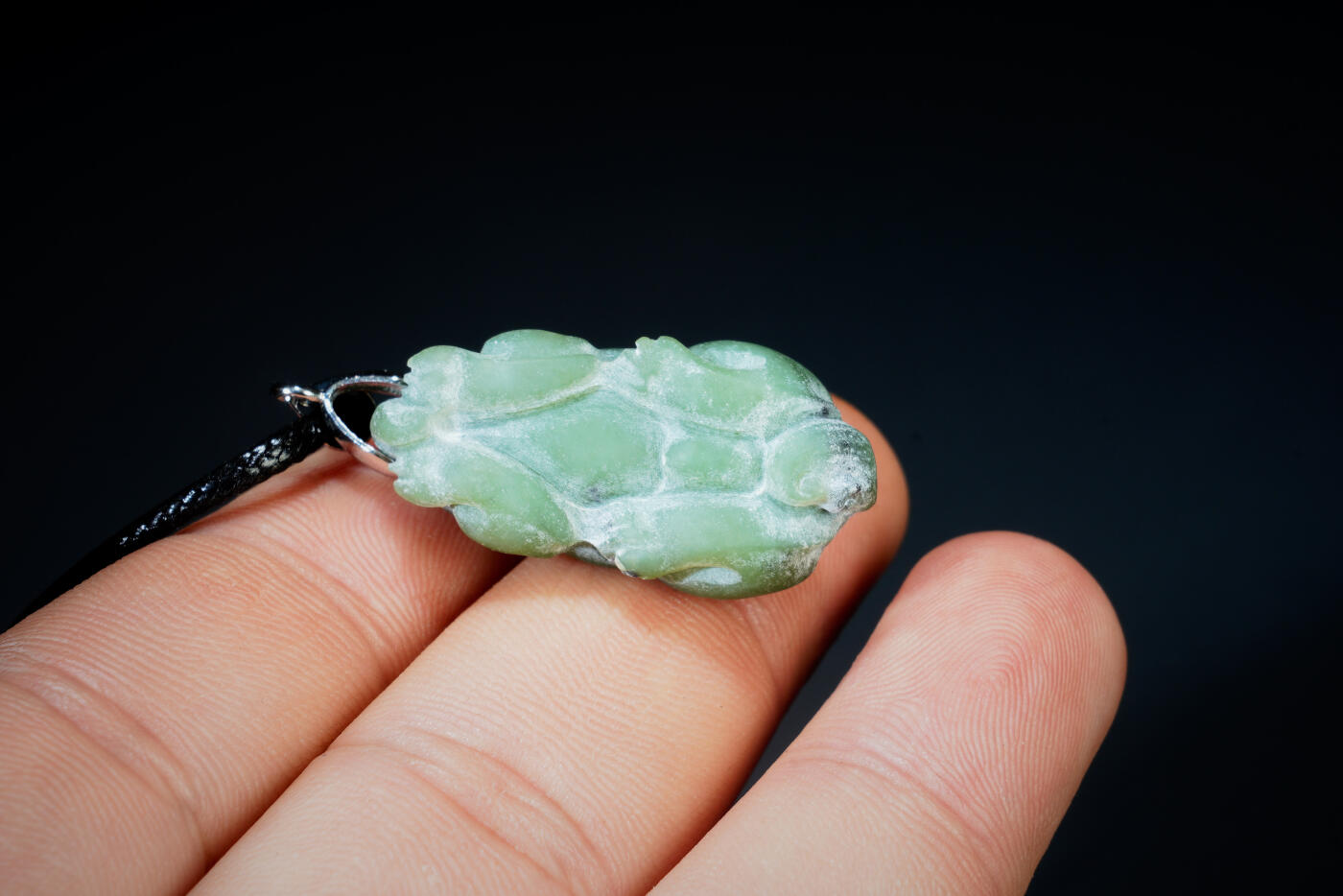 上海都达杂项专场二十六（全场包邮）  天然和田玉碧玉精雕《貔貅》挂件88-75