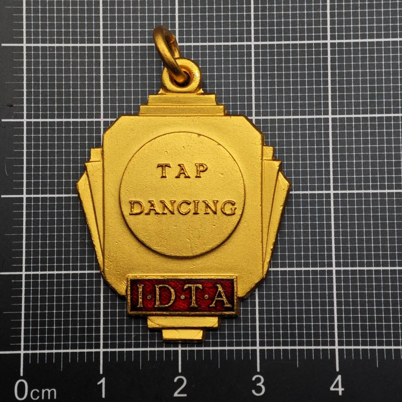  【淘币小摊】限时拍第八百六十八拍   章牌场   年前最后一周之前预留8号9号全部发出请更换最新收货地址不方便收货的请勿参拍或者顺丰到付  舞蹈协会纪念章