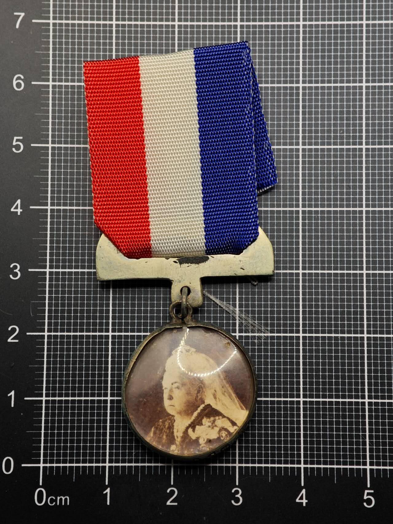  【淘币小摊】限时拍第八百六十八拍   章牌场   年前最后一周之前预留8号9号全部发出请更换最新收货地址不方便收货的请勿参拍或者顺丰到付  英国军人维多利亚吊坠纪念章