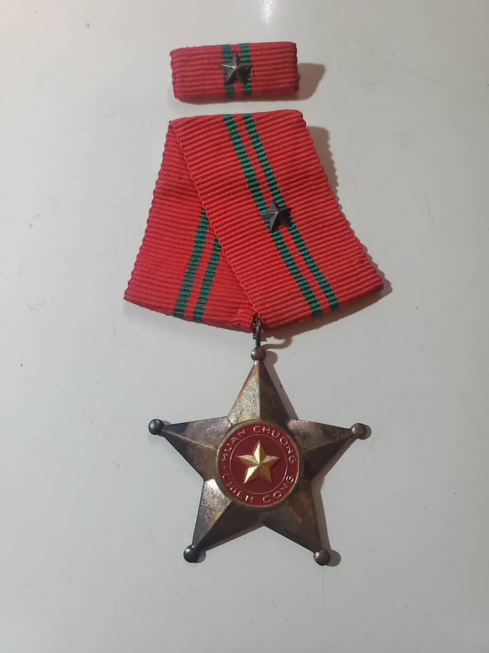 韵星假日军品类拍卖第40期 -- Rimey Holidays Militaria Auction 40 越南民主共和国（北越）三级战功勋章带略一套 早期白铜版本 非后期铝制作 需前线杀敌获得 