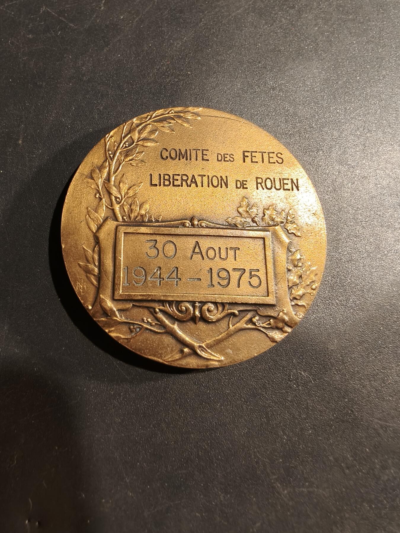 老王徽章第181期 法国二战解放鲁昂市30周年大铜章    原盒    直径45mm    重量40g