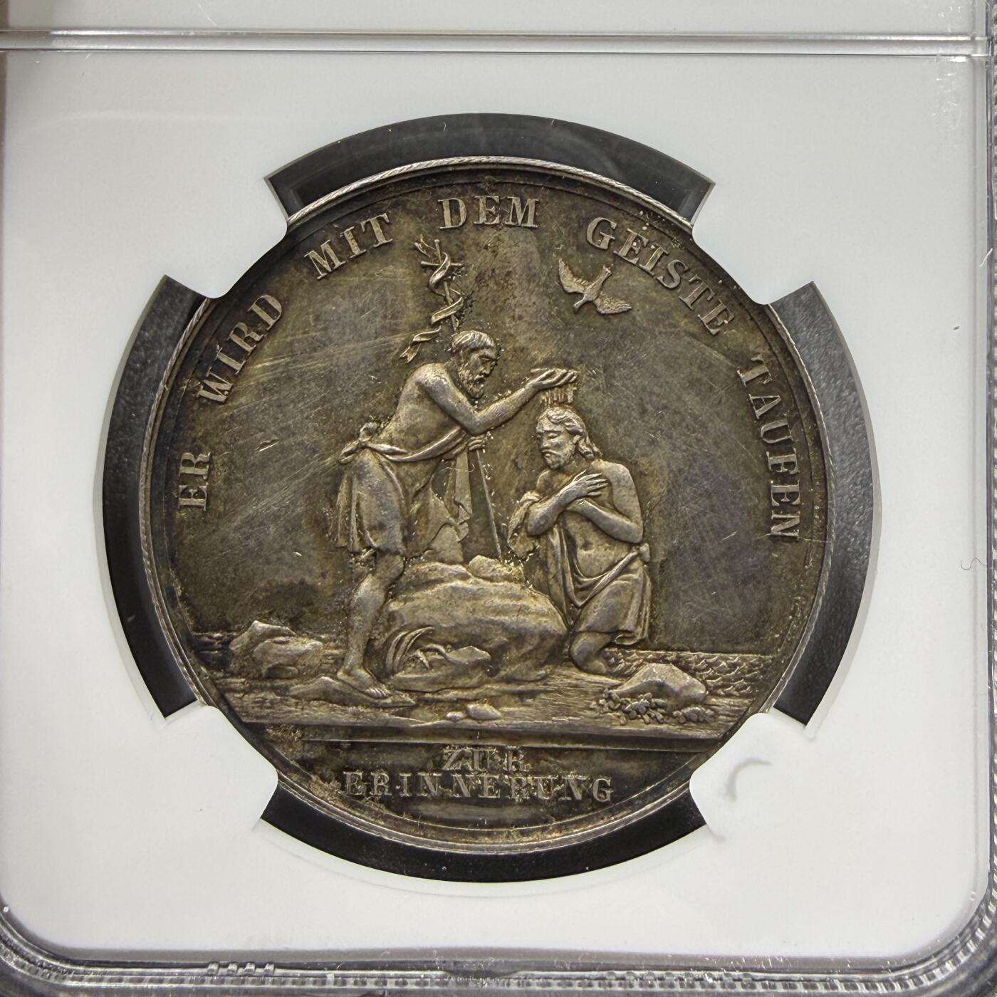 「木头集藏」“ 新岁撷珍”——章牌精品专场！ 德国宗教洗礼银章，MS61，直径：36 mm，比较少见。正面刻画耶稣基督圣像，背面耶稣受洗的场景：施洗约翰为耶稣施洗，上方有两只象征圣灵的白鸽。 边缘铭文为ER WIRD MIT DEM GEISTE TAUFEN，意为“他将以圣灵施洗”，底部铭文为DIE TÄUFE DER REINIGUNG，意为“净化的洗礼”，明确了洗礼的宗教主题。