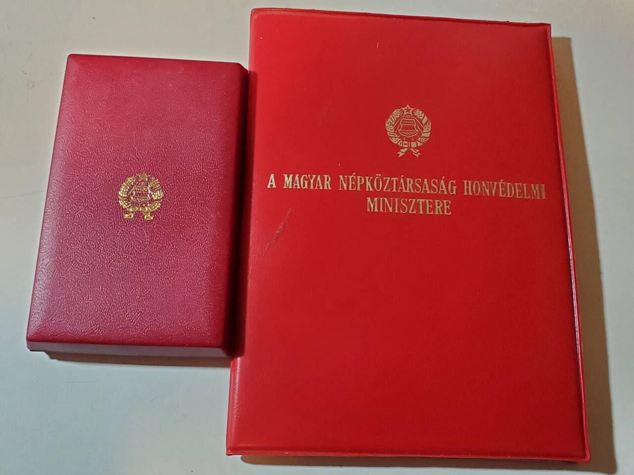 韵星假日军品类拍卖第40期 -- Rimey Holidays Militaria Auction 40 匈牙利人民共和国Pentz Janos金级为祖国服务奖章带大证书带盒一套 镀金和珐琅都完好 盒子未损
