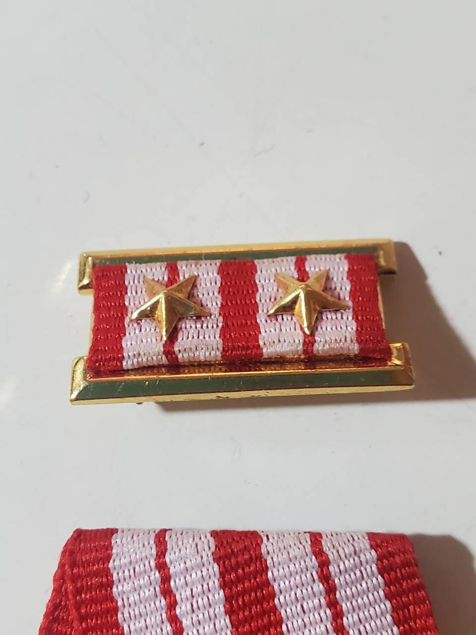 韵星假日军品类拍卖第40期 -- Rimey Holidays Militaria Auction 40 越南社会主义共和国二级独立勋章 排名序列第三仅次于金星和胡志明 颁发给高级官员或者军官 对越南发展突出贡献的人士 铜镀金 带厂标好品