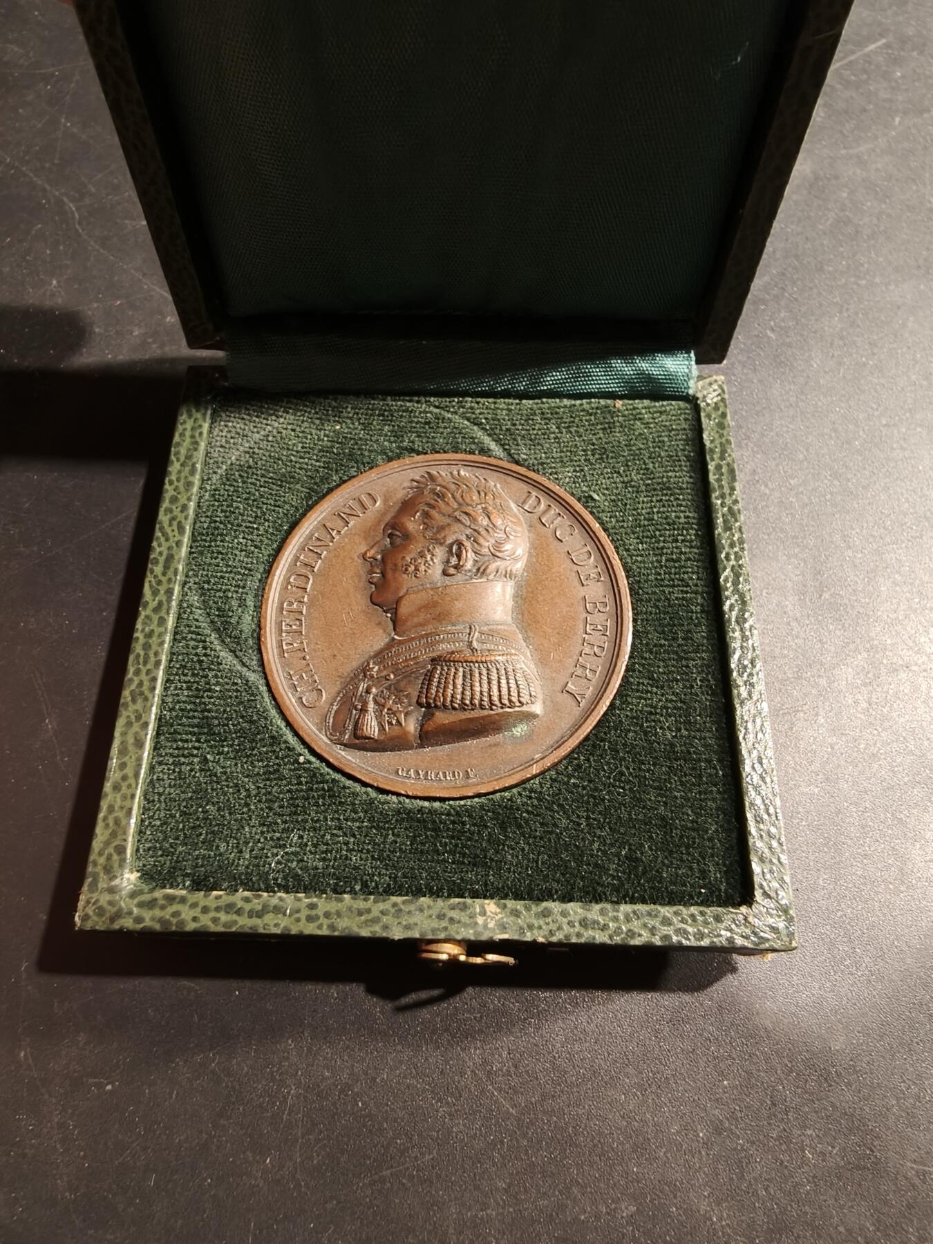 老王徽章第181期 法国1820年贝里公爵遇刺大铜章     原盒     光边原铸     直径41mm    重量39.4g