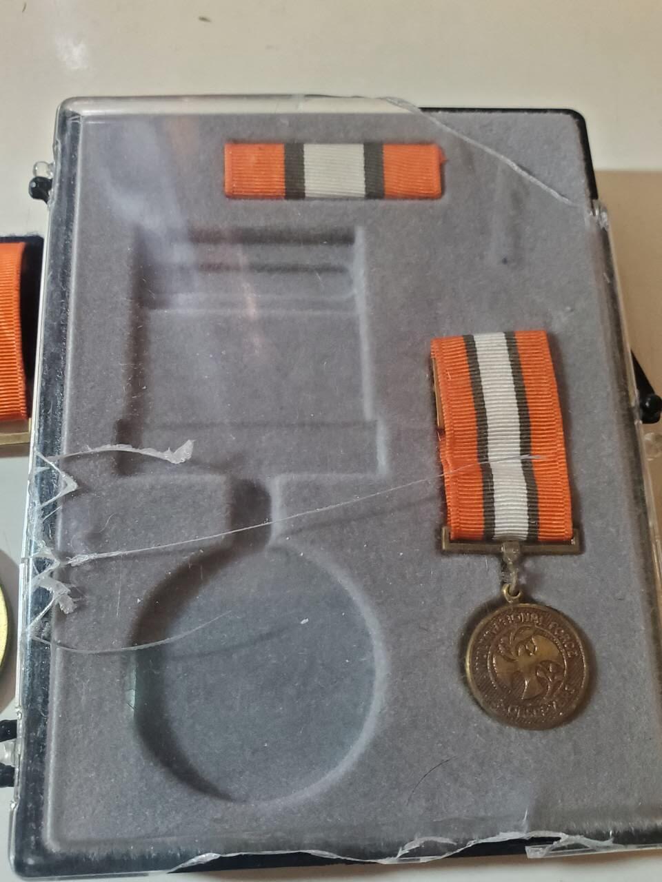 韵星假日军品类拍卖第40期 -- Rimey Holidays Militaria Auction 40 法兰西第五共和国驻外联排 第三枚章为多国联合观察员部队奖章，为监督著名的以色列埃及赎罪日战争停火。后两枚为国家防御奖章带两枚勋条，法国国家纪念奖章（正规奖章，颁发给海外行动人士），带有阿富汗条。  原主先履行国际人物，监督以埃停火，后驻军阿富汗，长期作为在外军队。多国联合部队奖章颁发的时候带有原盒略和mini，被组为联排，但其余保存完好