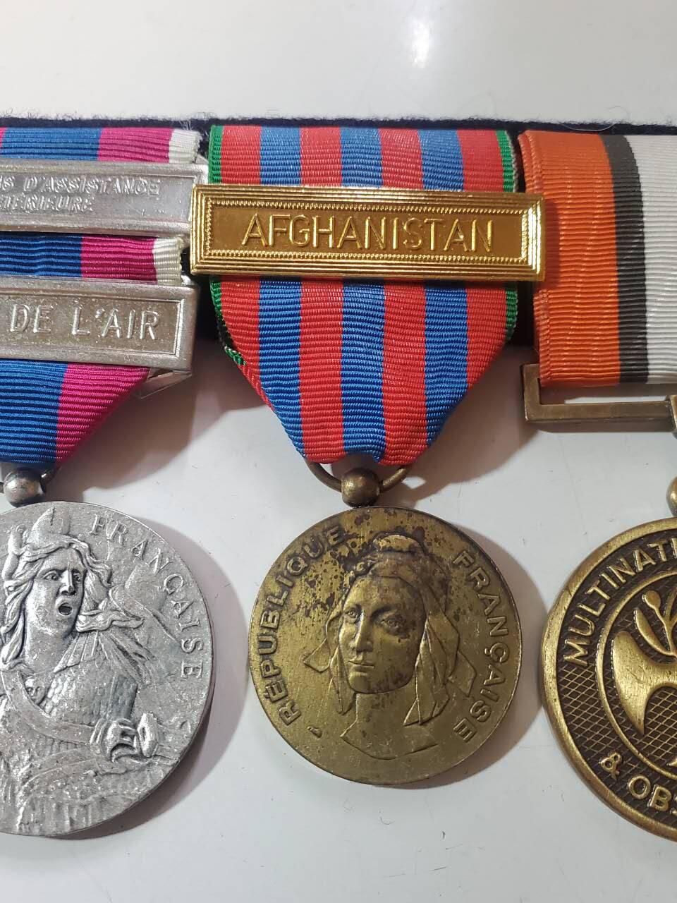 韵星假日军品类拍卖第40期 -- Rimey Holidays Militaria Auction 40 法兰西第五共和国驻外联排 第三枚章为多国联合观察员部队奖章，为监督著名的以色列埃及赎罪日战争停火。后两枚为国家防御奖章带两枚勋条，法国国家纪念奖章（正规奖章，颁发给海外行动人士），带有阿富汗条。  原主先履行国际人物，监督以埃停火，后驻军阿富汗，长期作为在外军队。多国联合部队奖章颁发的时候带有原盒略和mini，被组为联排，但其余保存完好